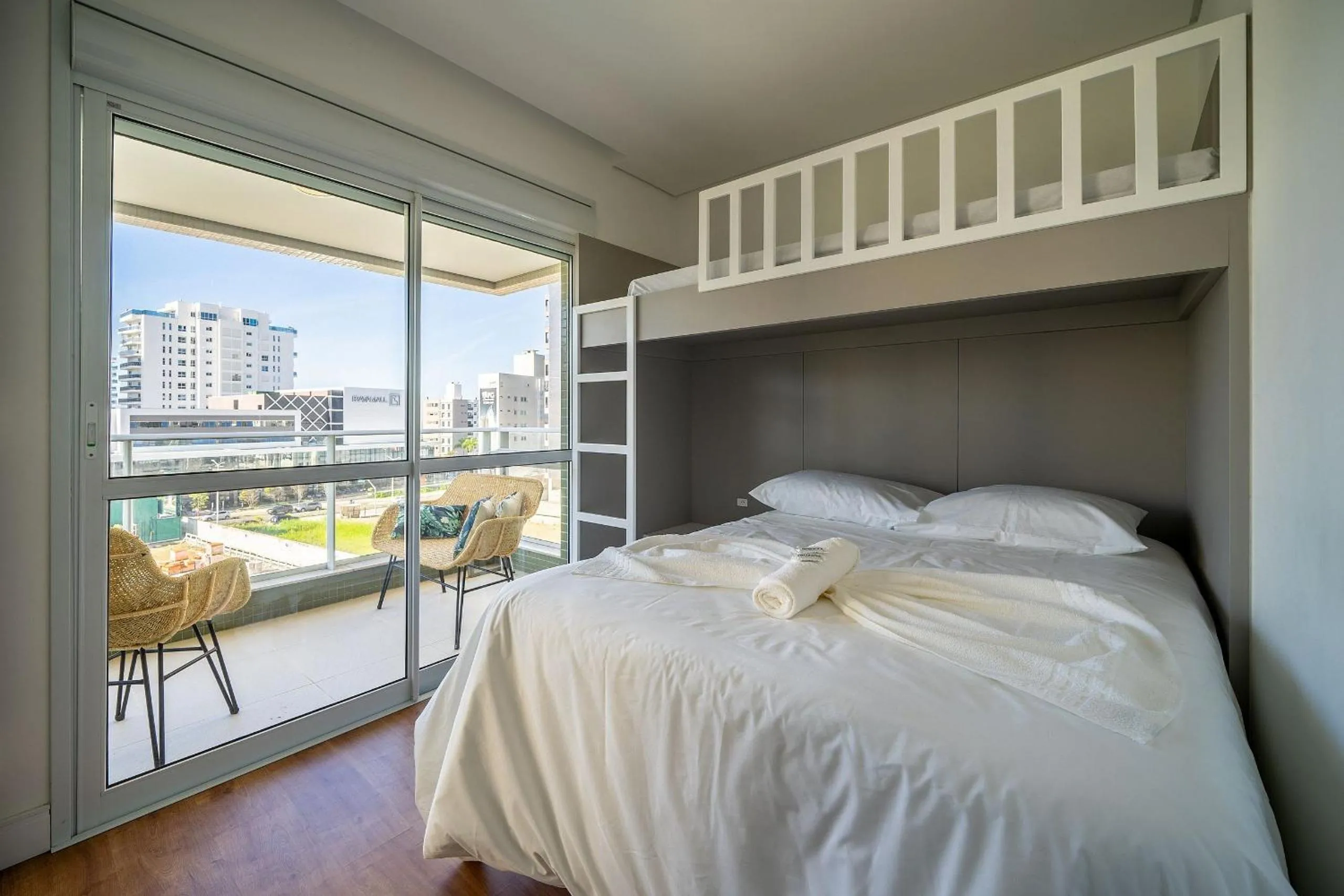 Bedroom, Bed in Apto charmoso c/ varanda a 150m da praia ABC0403