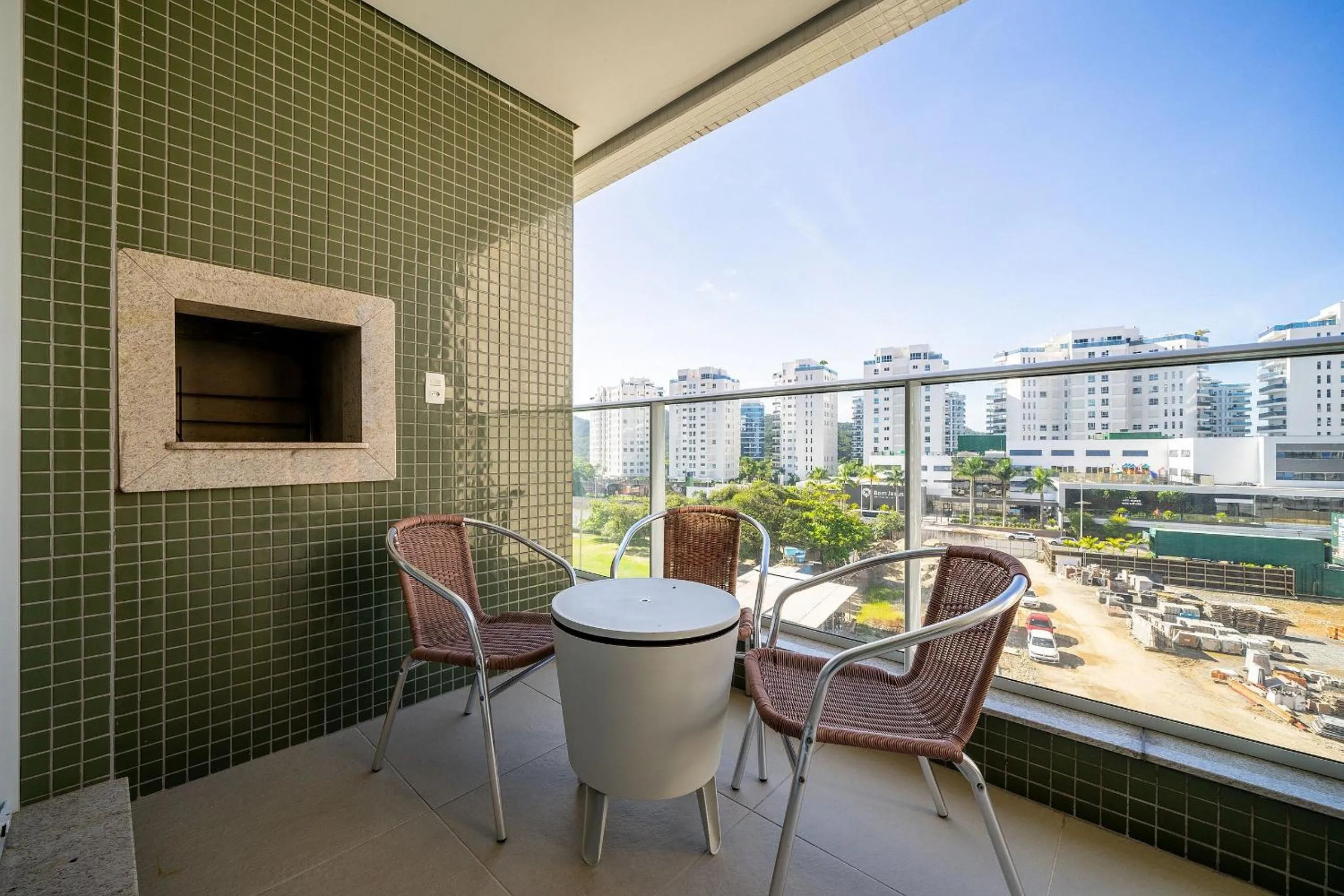 BBQ facilities in Apto charmoso c/ varanda a 150m da praia ABC0403