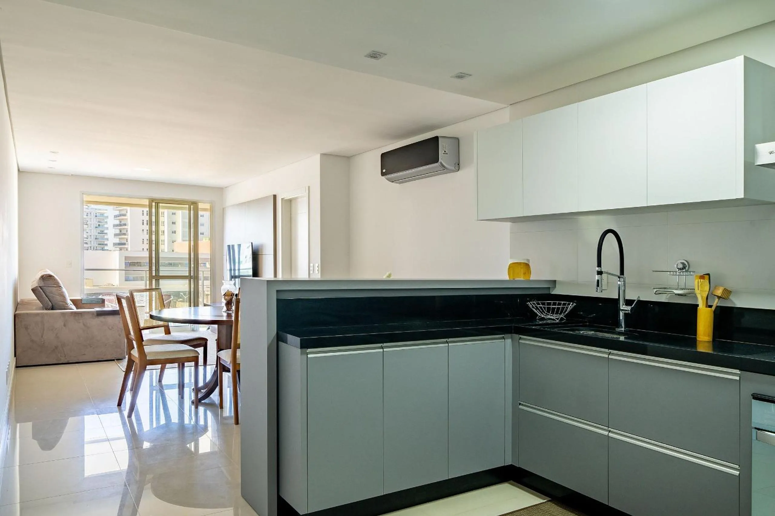 Kitchen or kitchenette in Apto charmoso c/ varanda a 150m da praia ABC0403