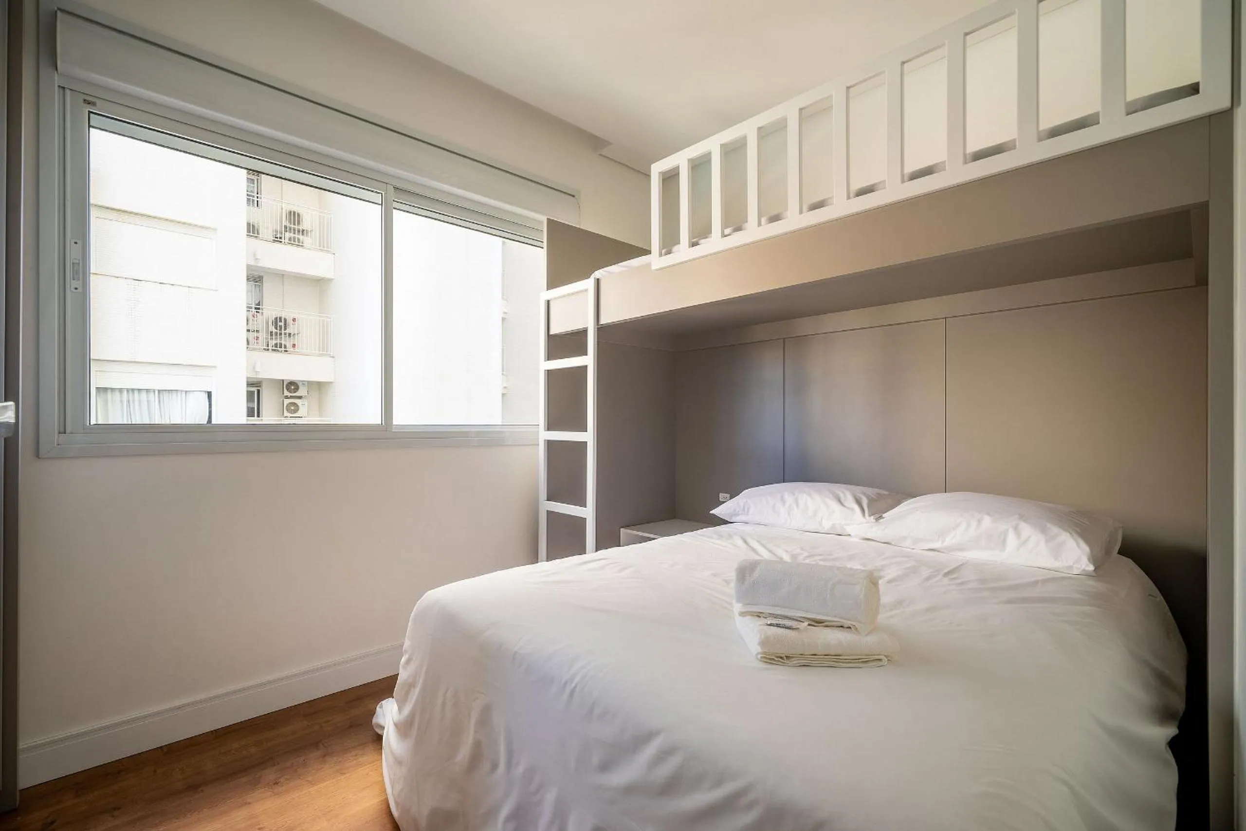 Bedroom, Bed in Apto charmoso c/ varanda a 150m da praia ABC0403