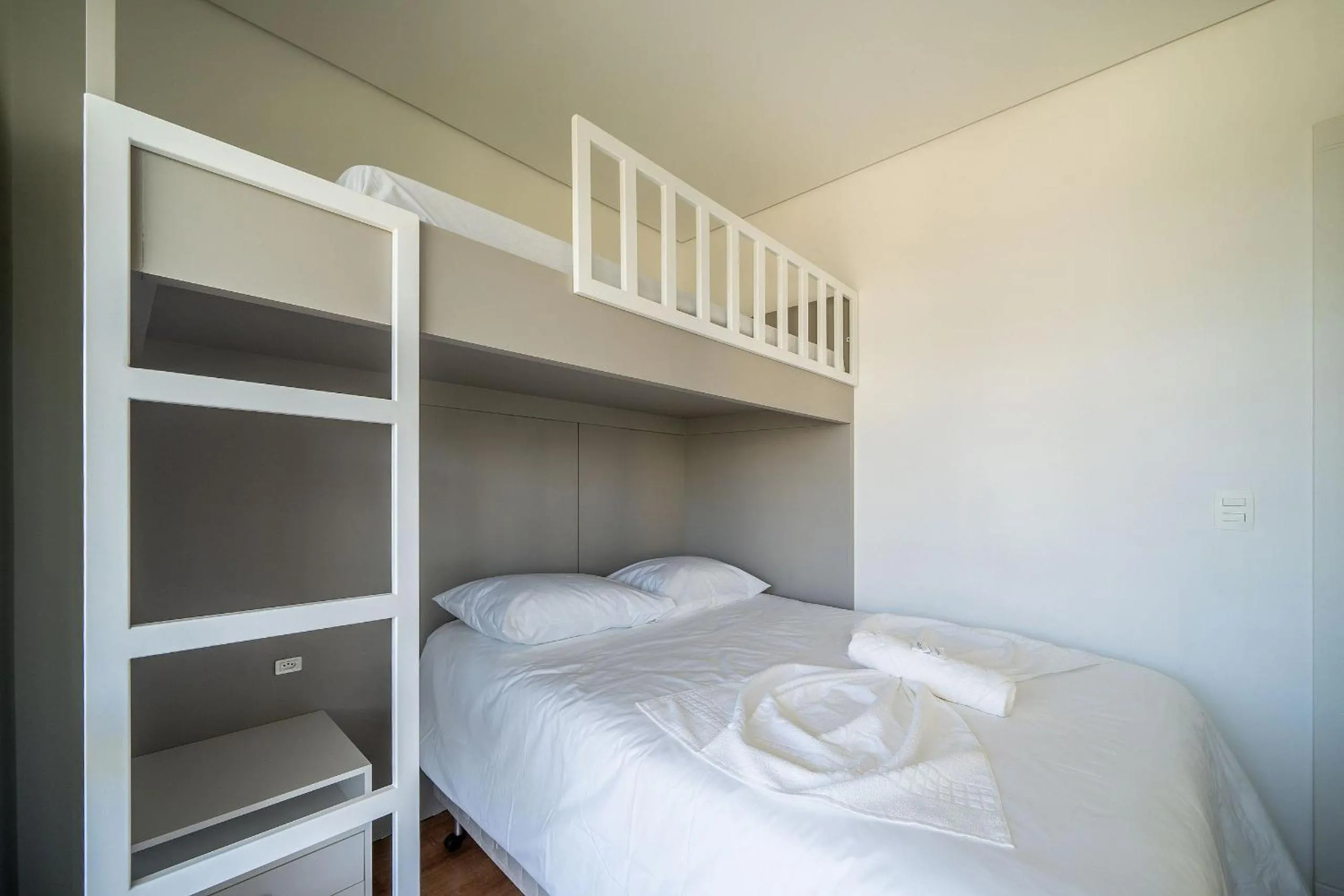 Bedroom, Bed in Apto charmoso c/ varanda a 150m da praia ABC0403