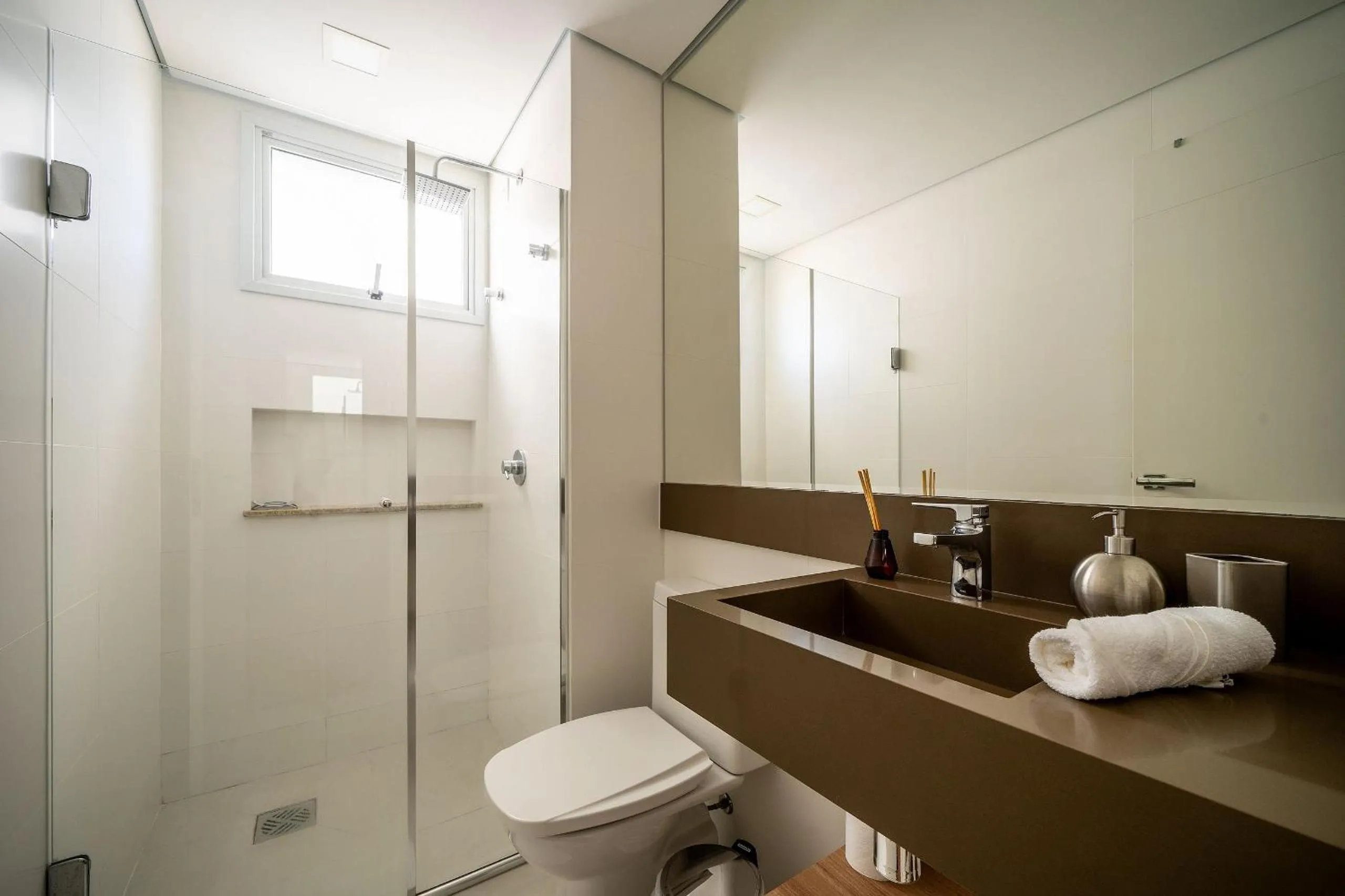 Toilet in Apto charmoso c/ varanda a 150m da praia ABC0403