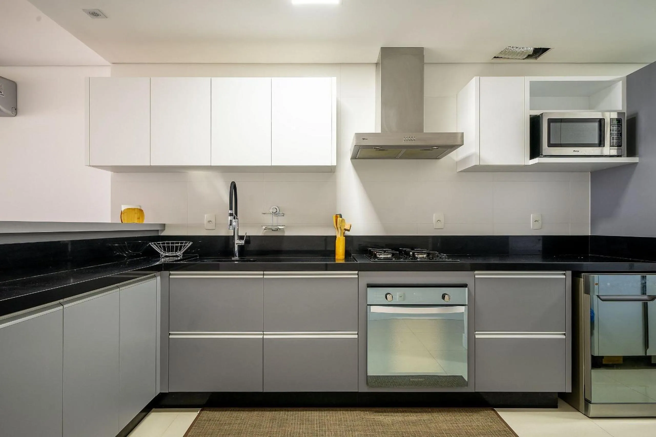 Kitchen or kitchenette in Apto charmoso c/ varanda a 150m da praia ABC0403