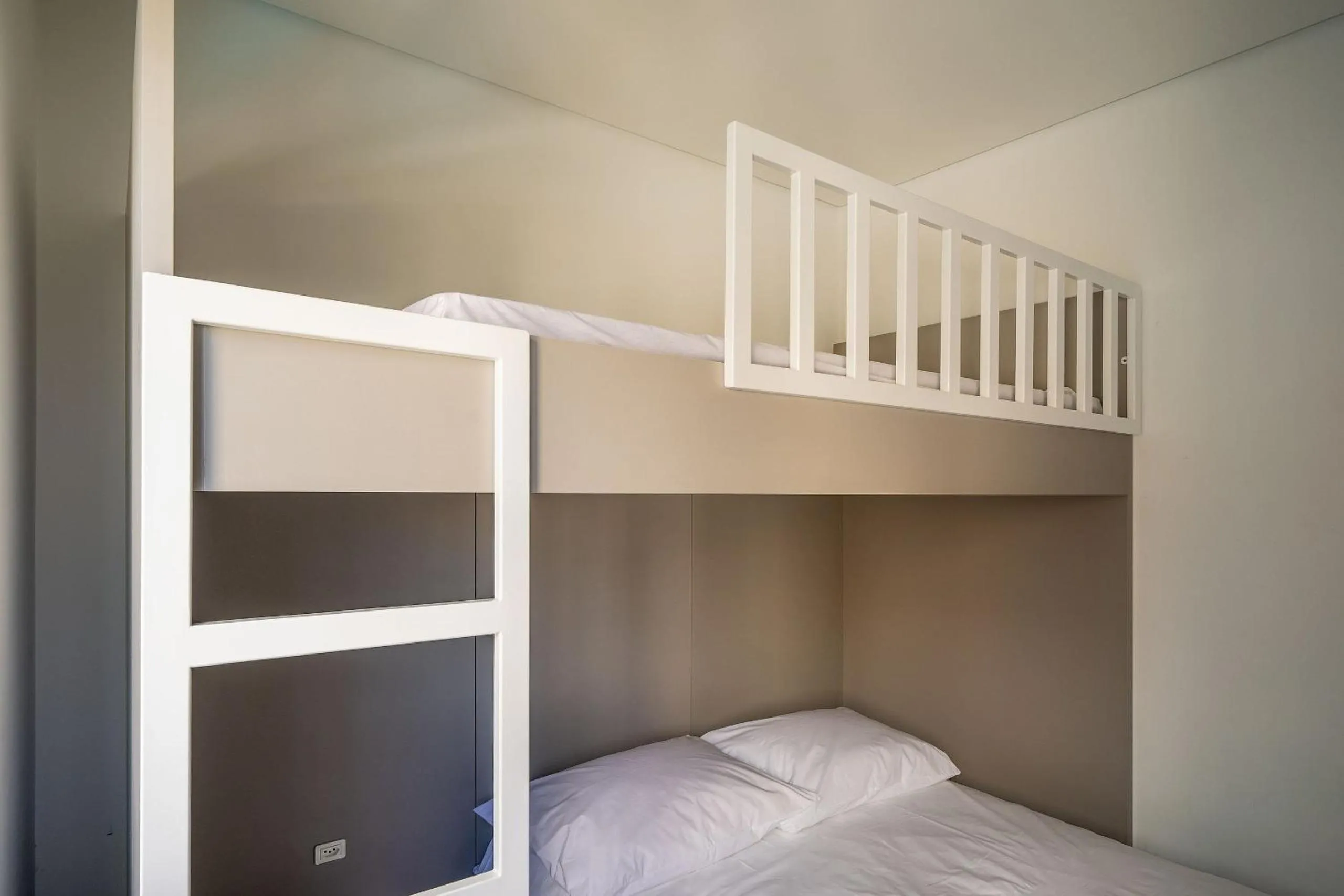 Bedroom, Bed in Apto charmoso c/ varanda a 150m da praia ABC0403