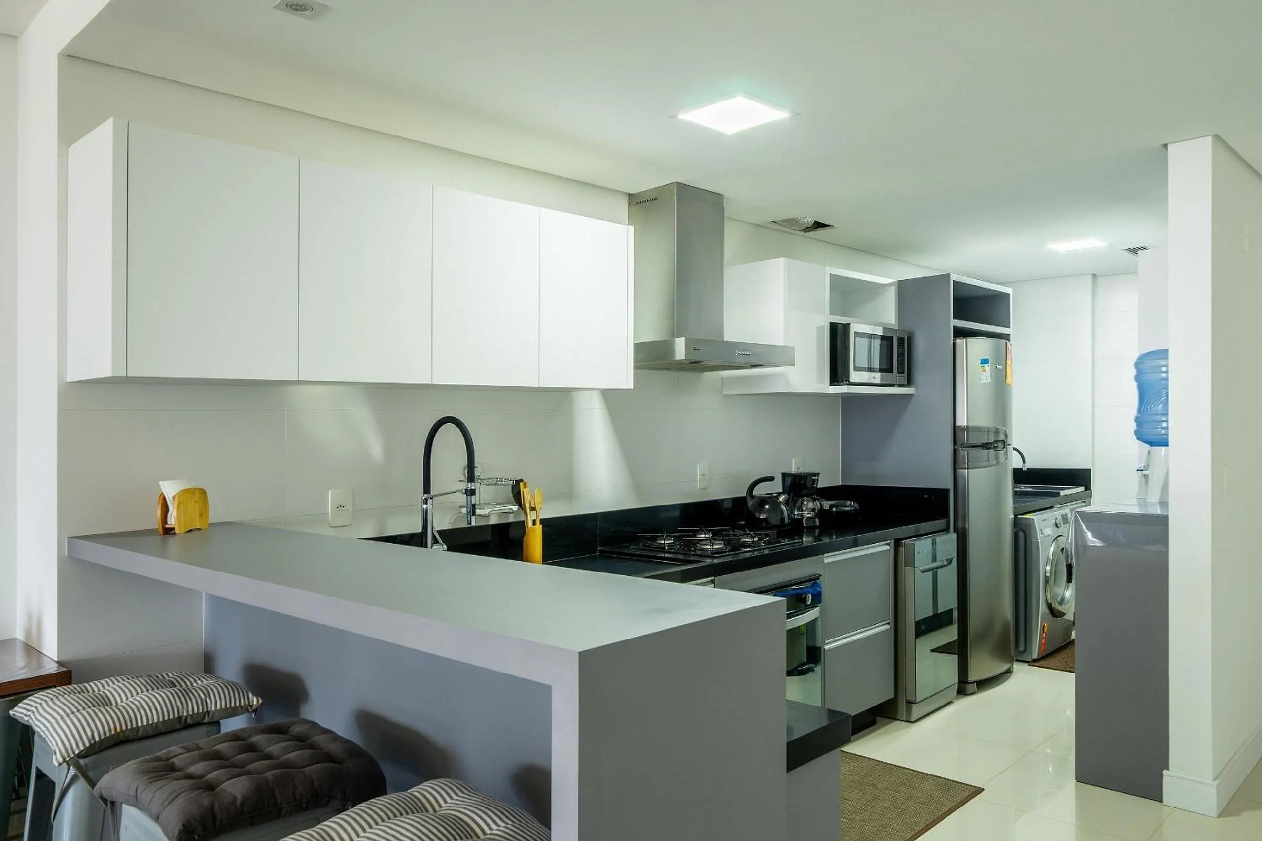 Kitchen or kitchenette in Apto charmoso c/ varanda a 150m da praia ABC0403