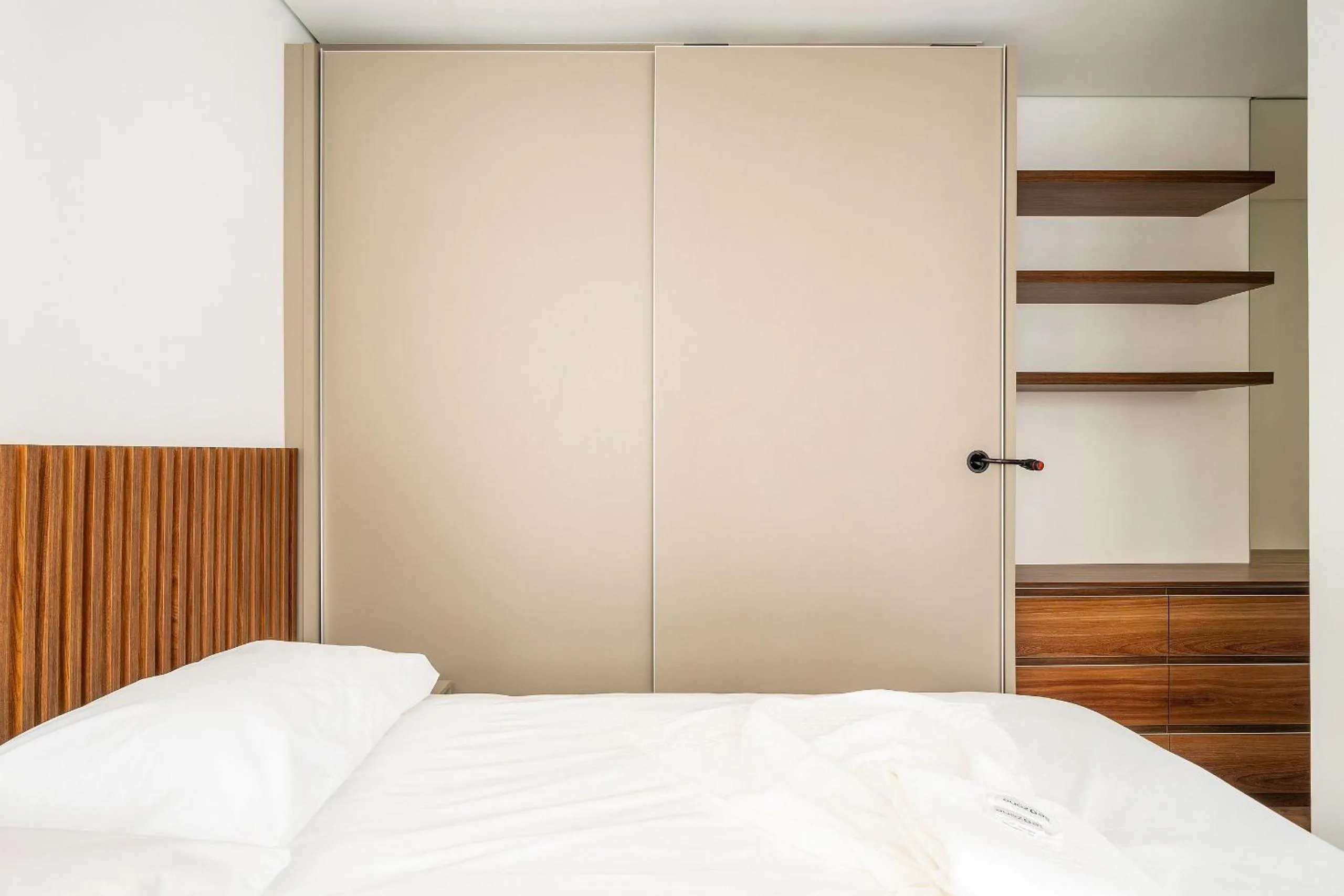 Bedroom, Bed in Apto charmoso c/ varanda a 150m da praia ABC0403