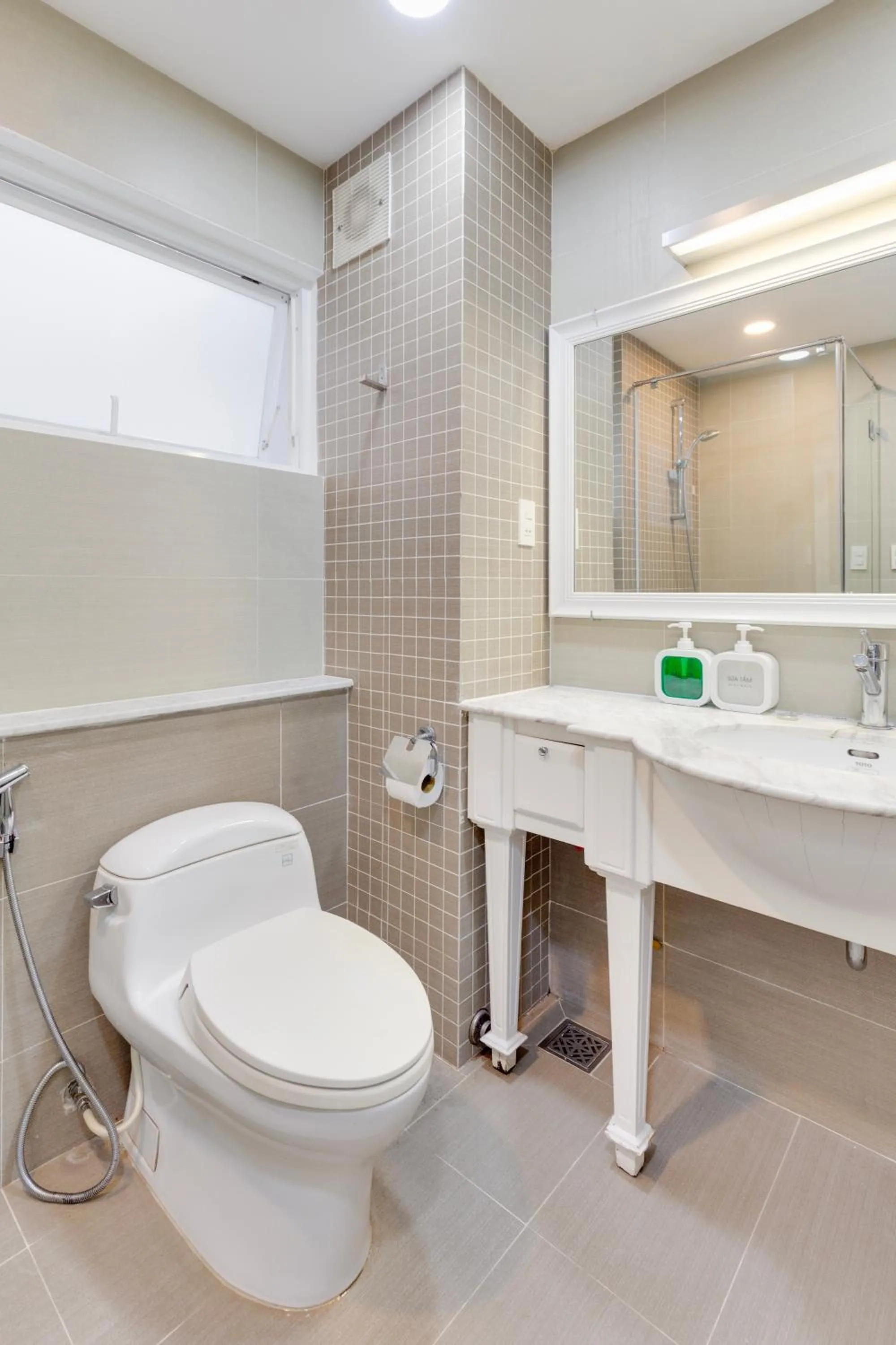 Shower in Saigon Authentic Hostel - Local Vibes, City Tours, Cooking Dinner, Evening Streetfood, Free Menu Breakfast, Gym & Rooftop