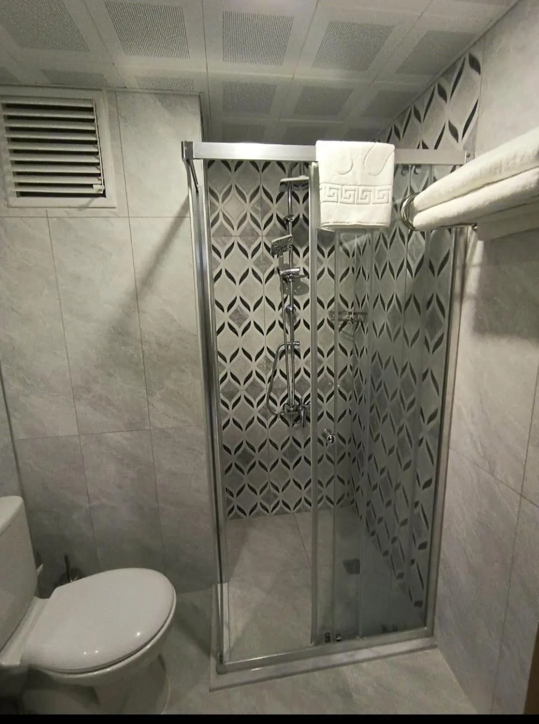 Toilet in Orange Garden Aparts & Hotel THE NORDIC