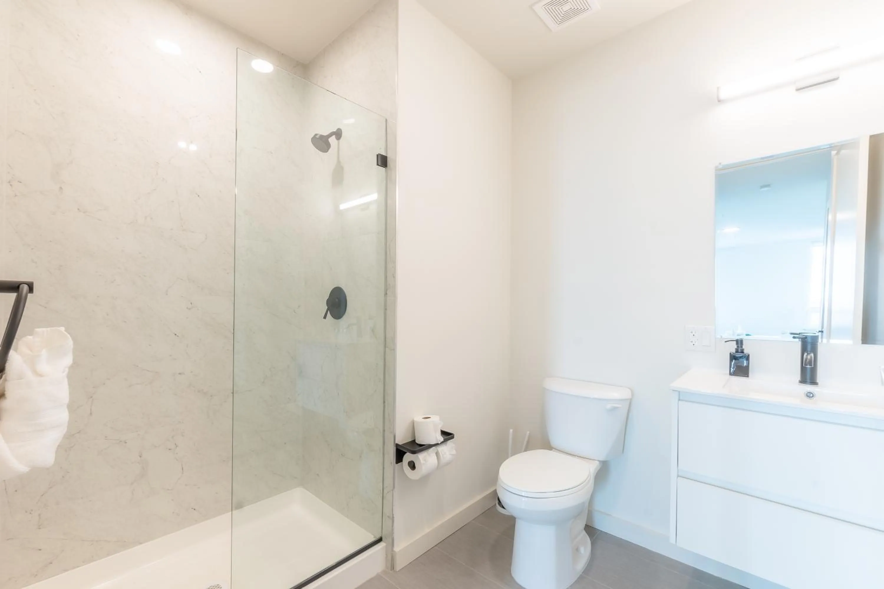 Shower in Emerald Escape, Free Parking, 2 Bath, Sleeps 8 Near American Dream and The Airport, King Bed and 2 Queen Beds, Washer and Dryer