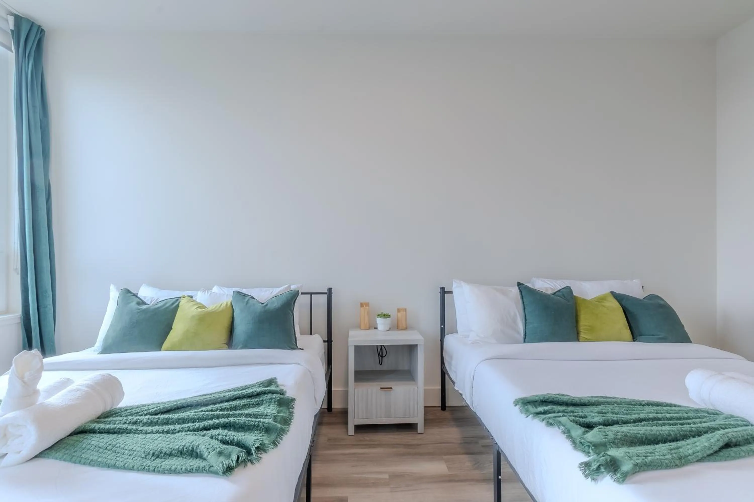 Bed in Emerald Escape, Free Parking, 2 Bath, Sleeps 8 Near American Dream and The Airport, King Bed and 2 Queen Beds, Washer and Dryer