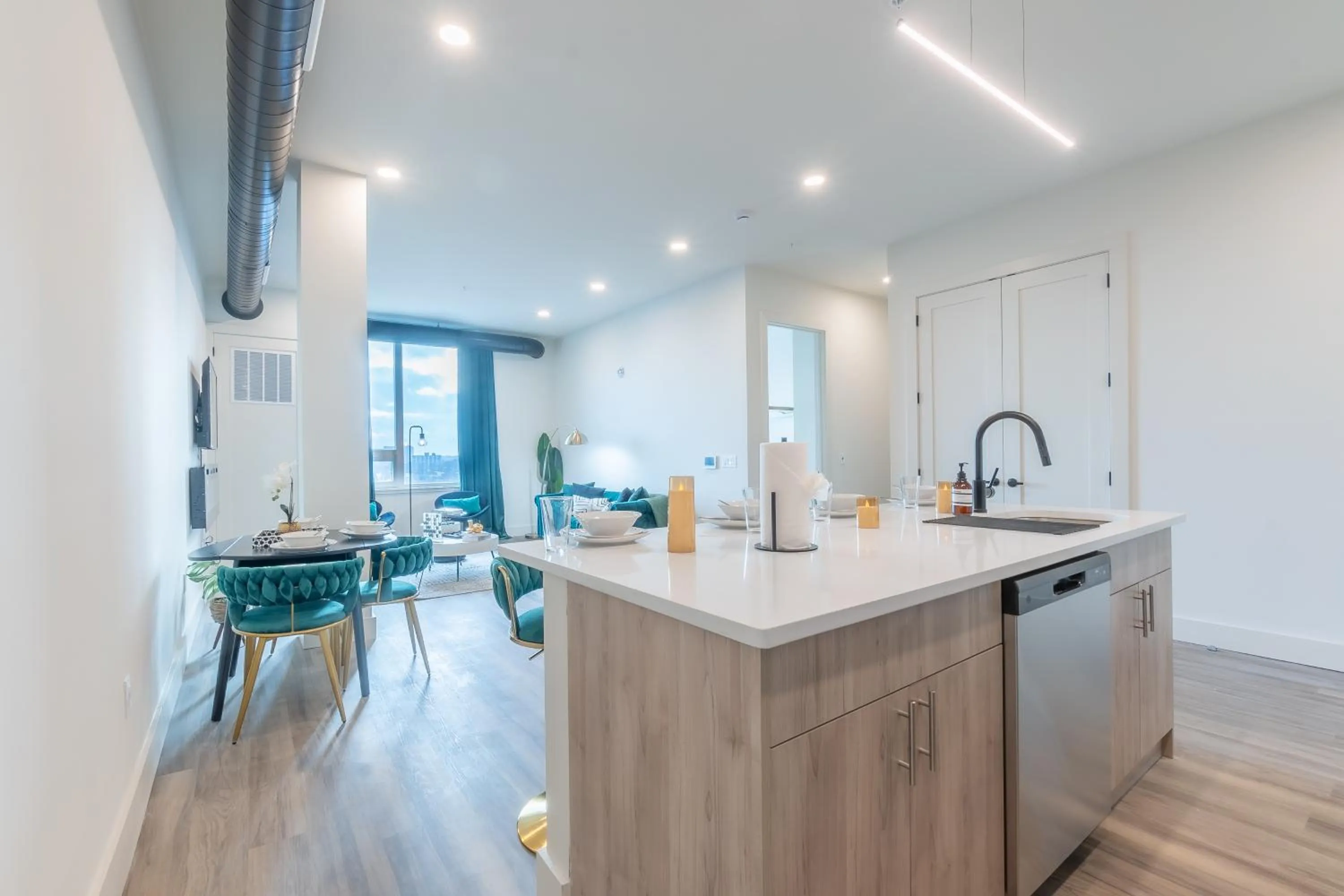 Kitchen or kitchenette in Emerald Escape, Free Parking, 2 Bath, Sleeps 8 Near American Dream and The Airport, King Bed and 2 Queen Beds, Washer and Dryer