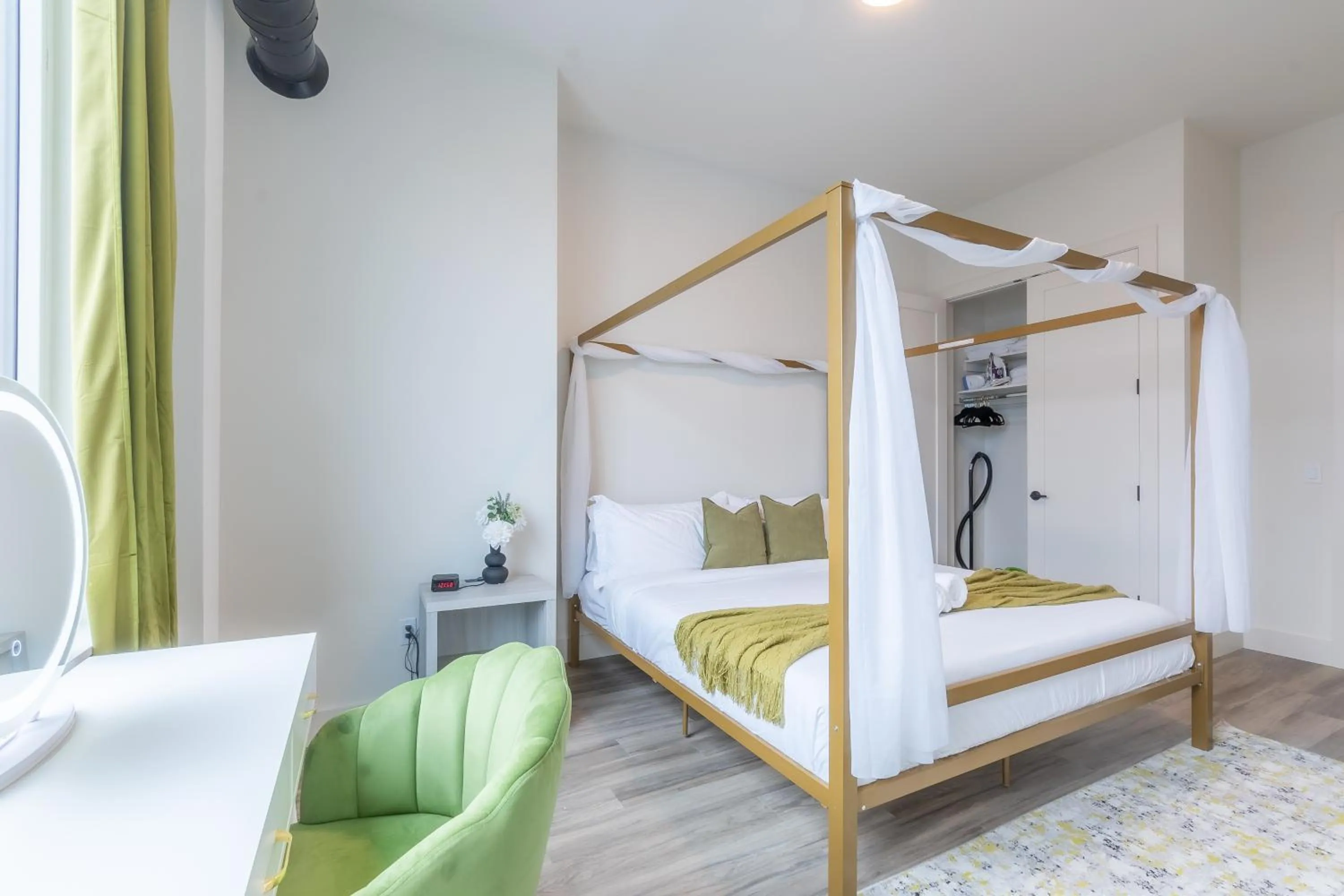 Bed in Emerald Escape, Free Parking, 2 Bath, Sleeps 8 Near American Dream and The Airport, King Bed and 2 Queen Beds, Washer and Dryer