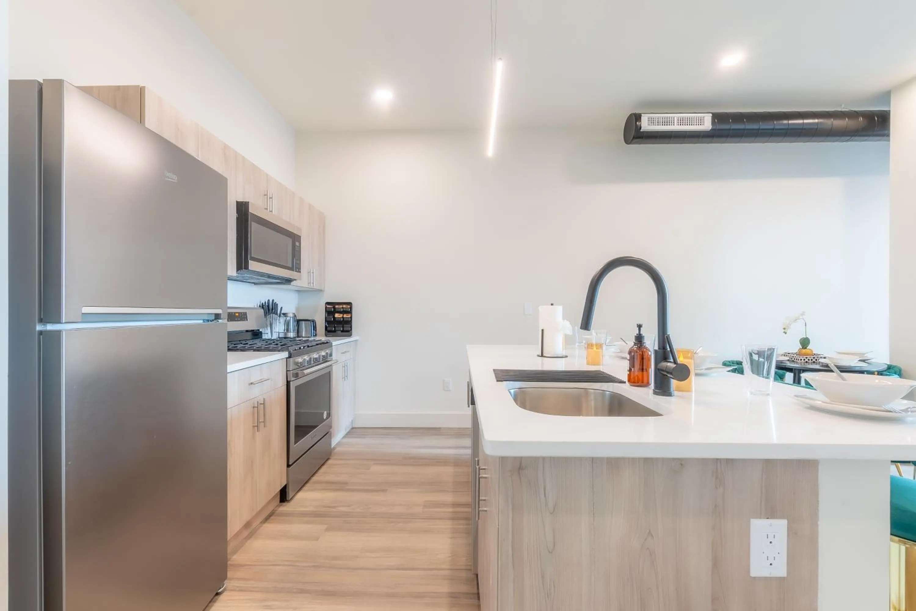 Kitchen or kitchenette in Emerald Escape, Free Parking, 2 Bath, Sleeps 8 Near American Dream and The Airport, King Bed and 2 Queen Beds, Washer and Dryer