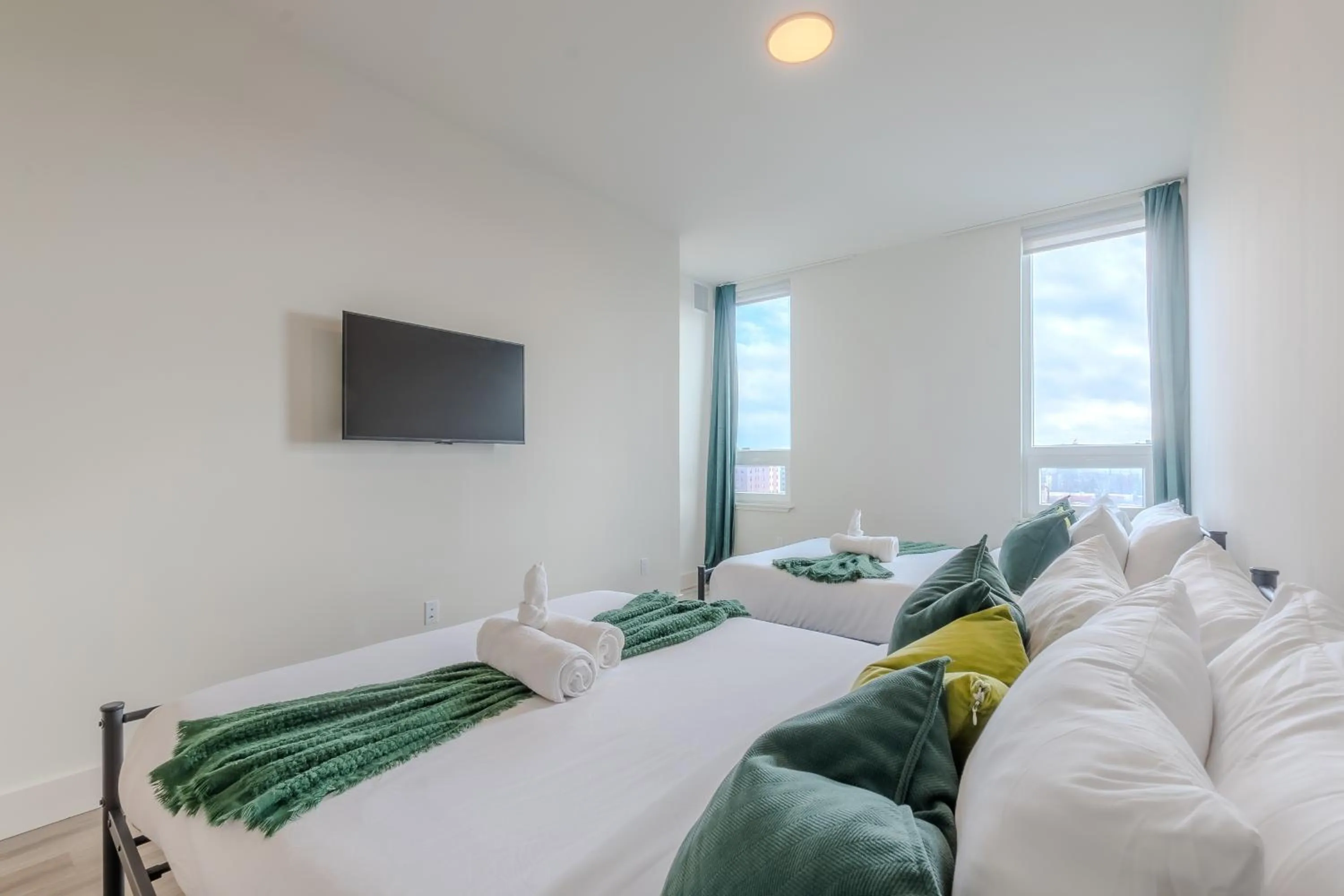 Bed in Emerald Escape, Free Parking, 2 Bath, Sleeps 8 Near American Dream and The Airport, King Bed and 2 Queen Beds, Washer and Dryer