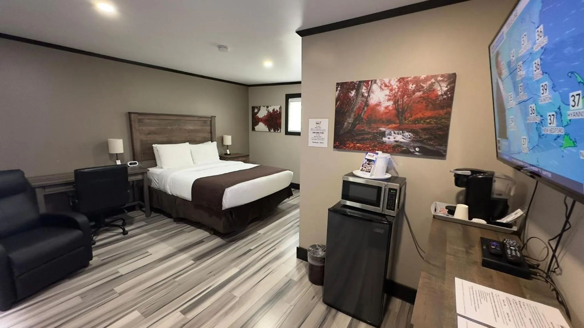 Single Room in Motel 7 Inn & Suites