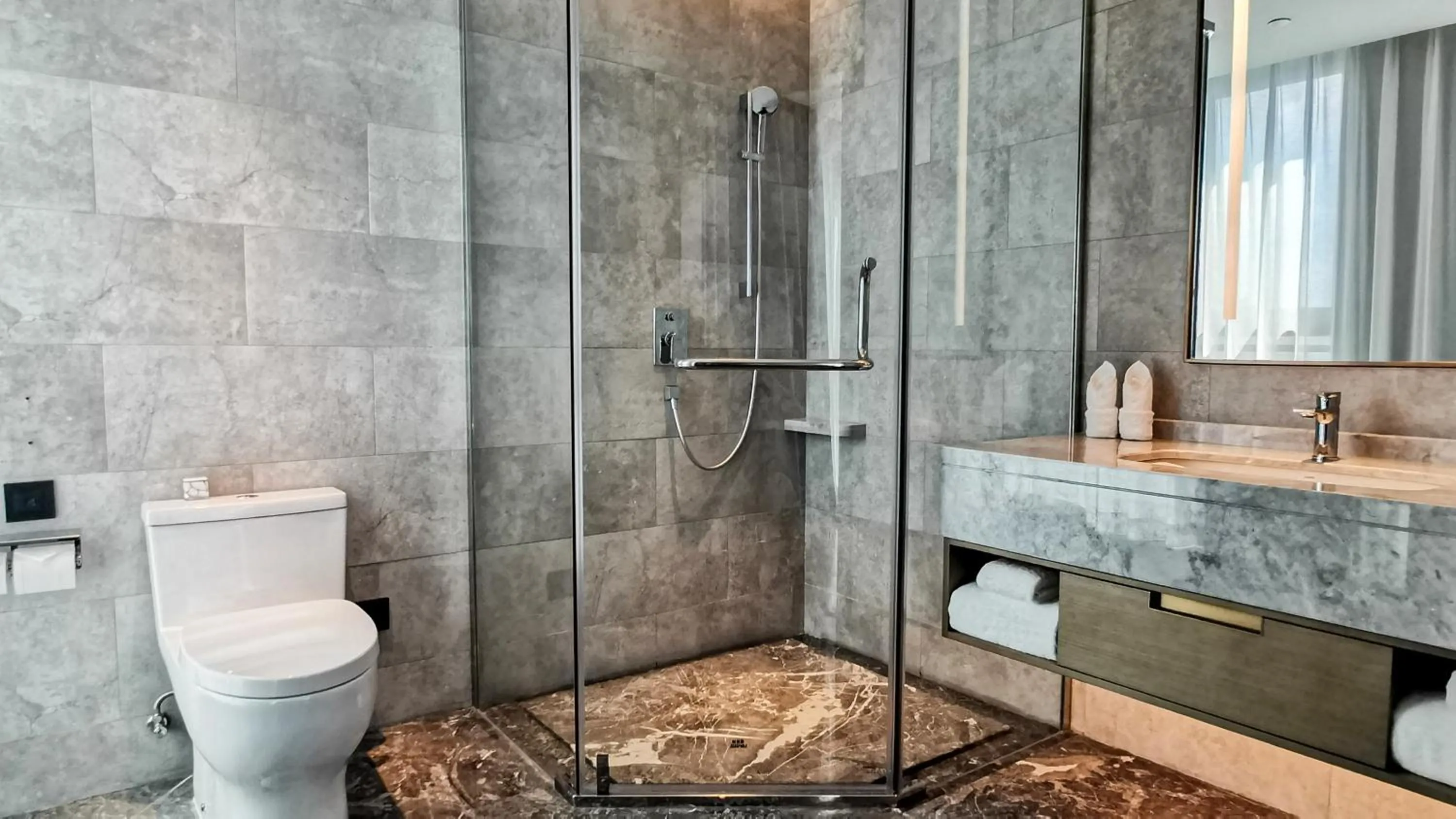 Toilet in Guangzhou Pazhou LN DongFang Hotel