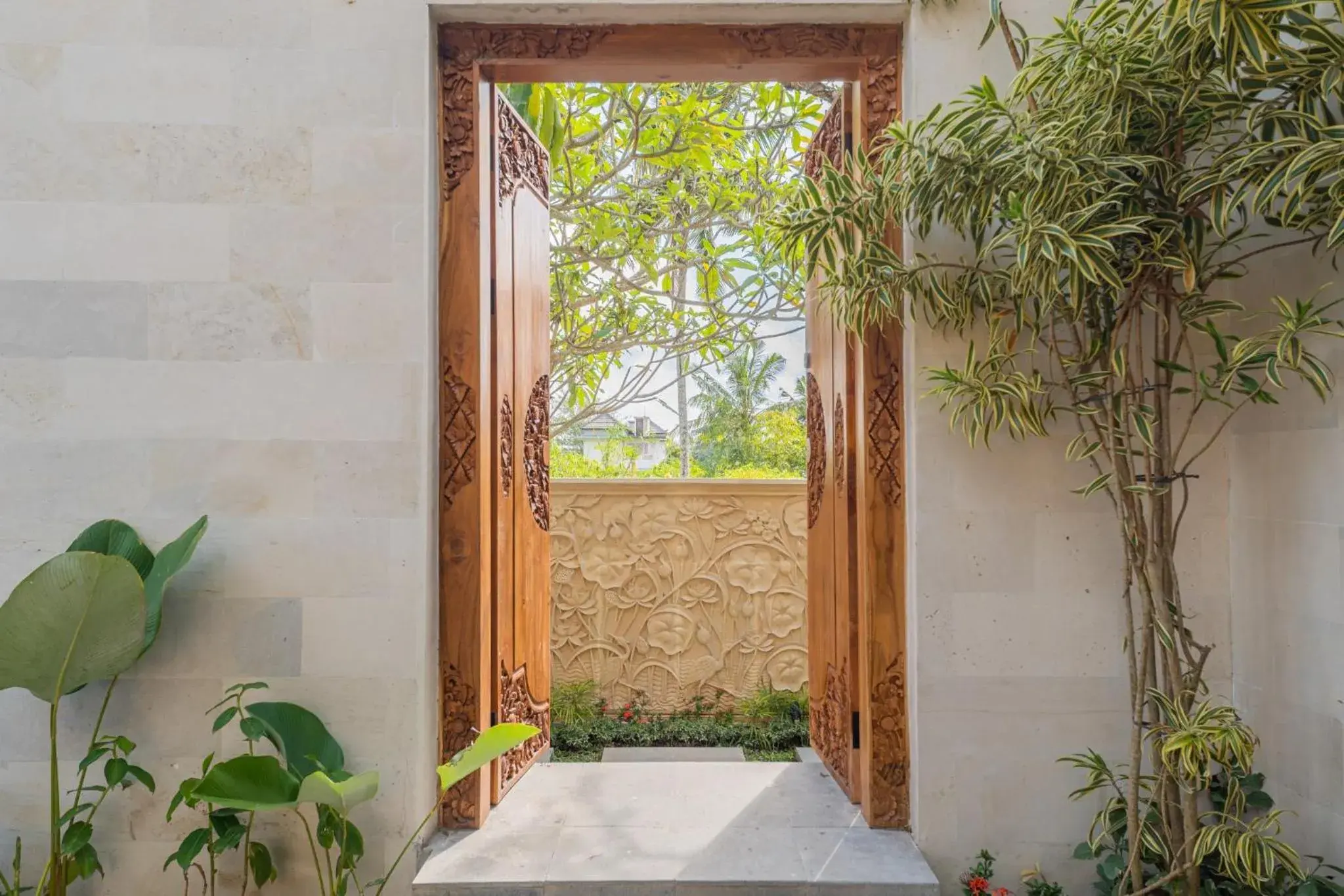 Facade/entrance in Suara Alam Ubud Villa by Ini Vie Hospitality Facade/entrance in Suara Alam Ubud Villa by Ini Vie Hospitality