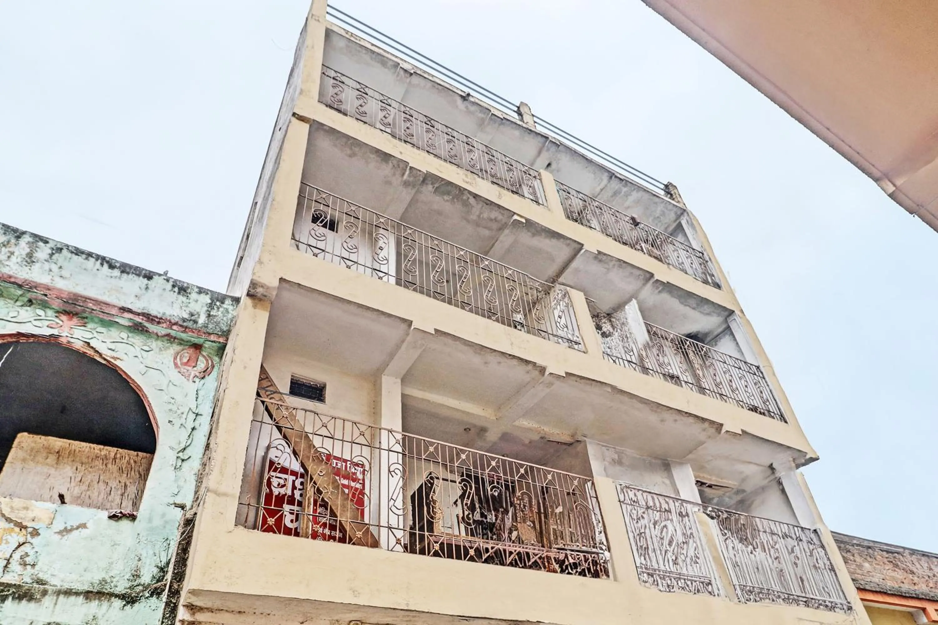 Facade/entrance in SPOT ON 81062 Moonlight Hotel