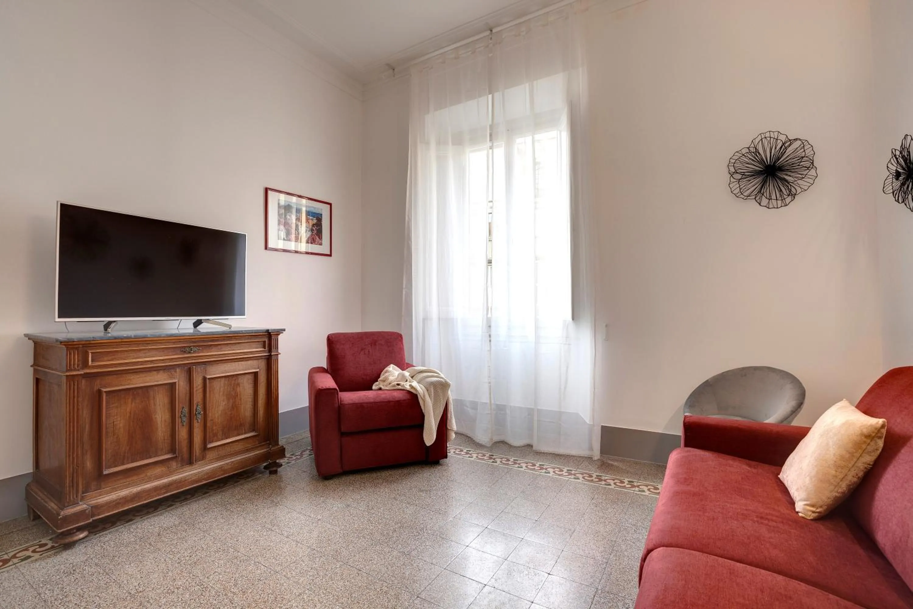 Living room in Magenta Apartment by Mamo Florence