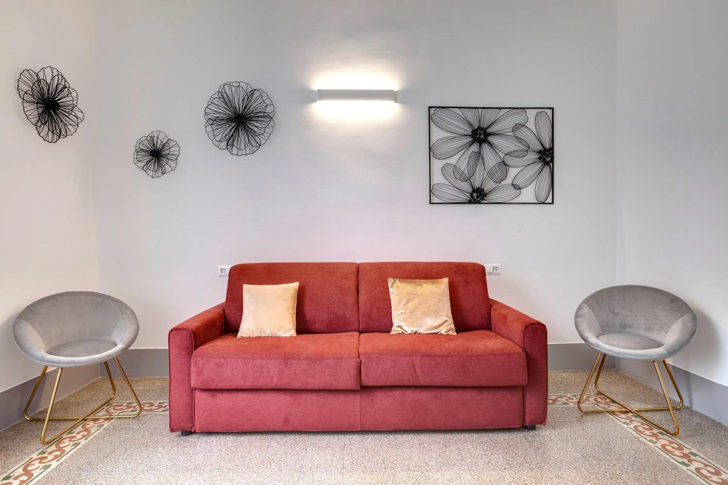 Living room in Magenta Apartment by Mamo Florence