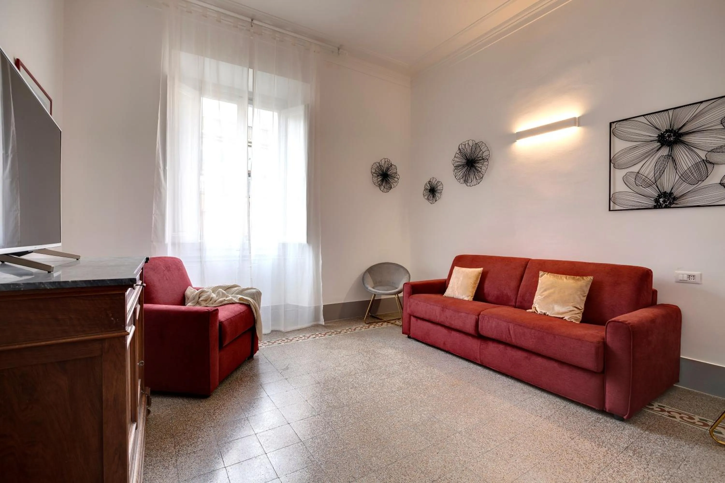 Living room in Magenta Apartment by Mamo Florence