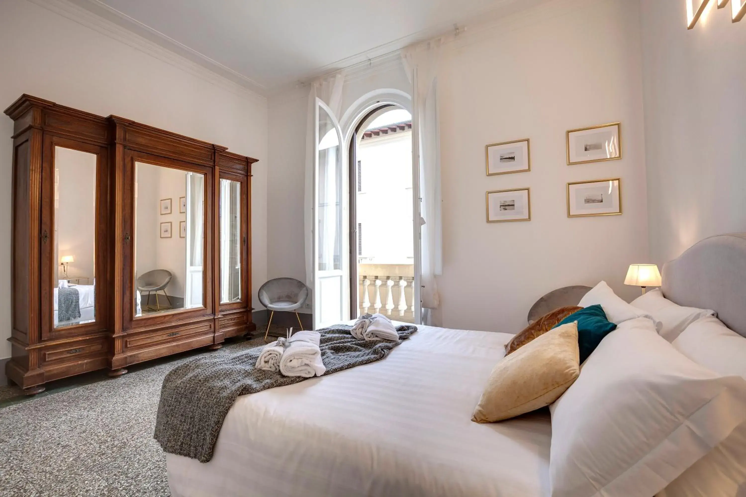 Magenta Apartment by Mamo Florence Magenta Apartment by Mamo Florence