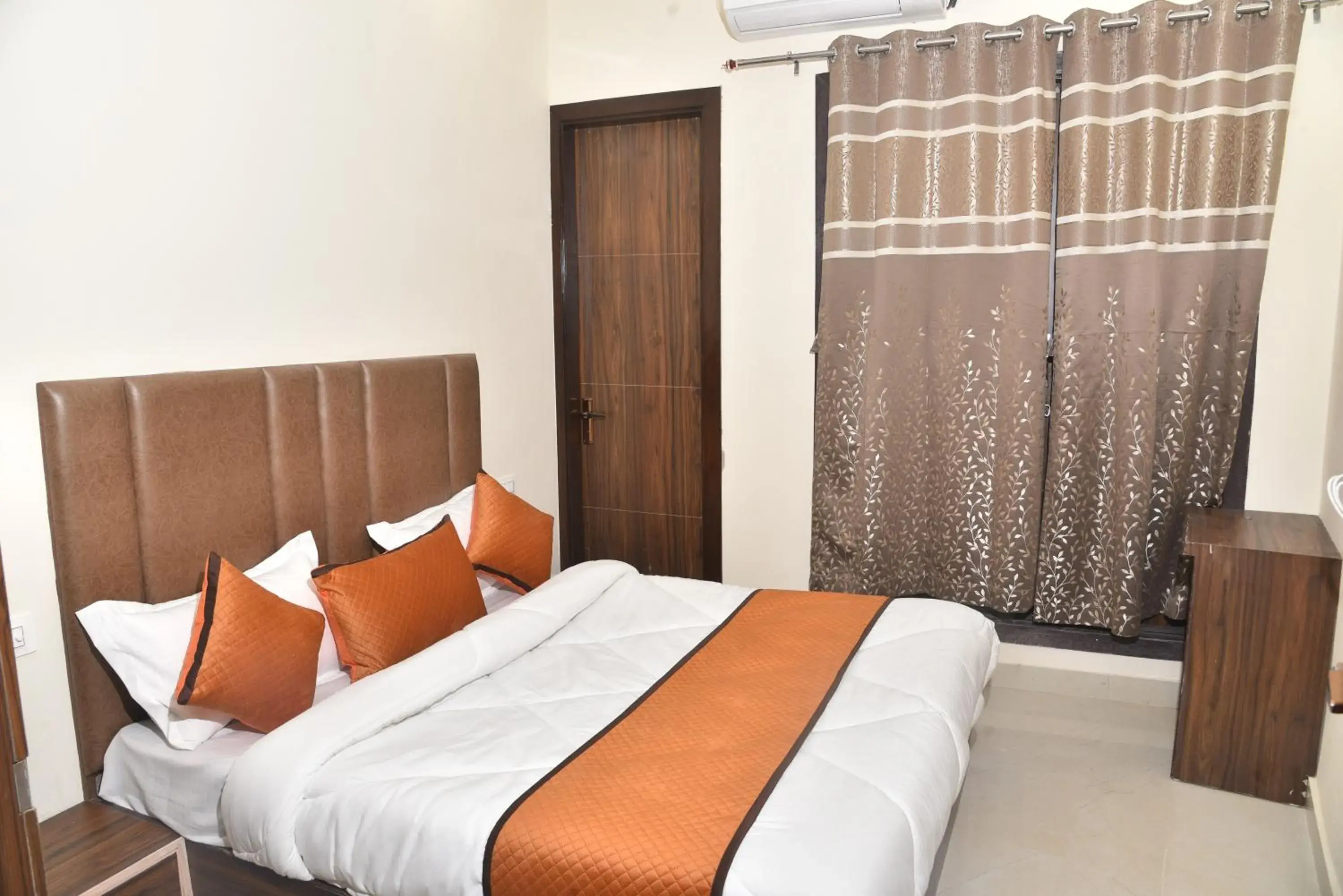 Shower, Bed in Apex Hotel Shower, Bed in Apex Hotel