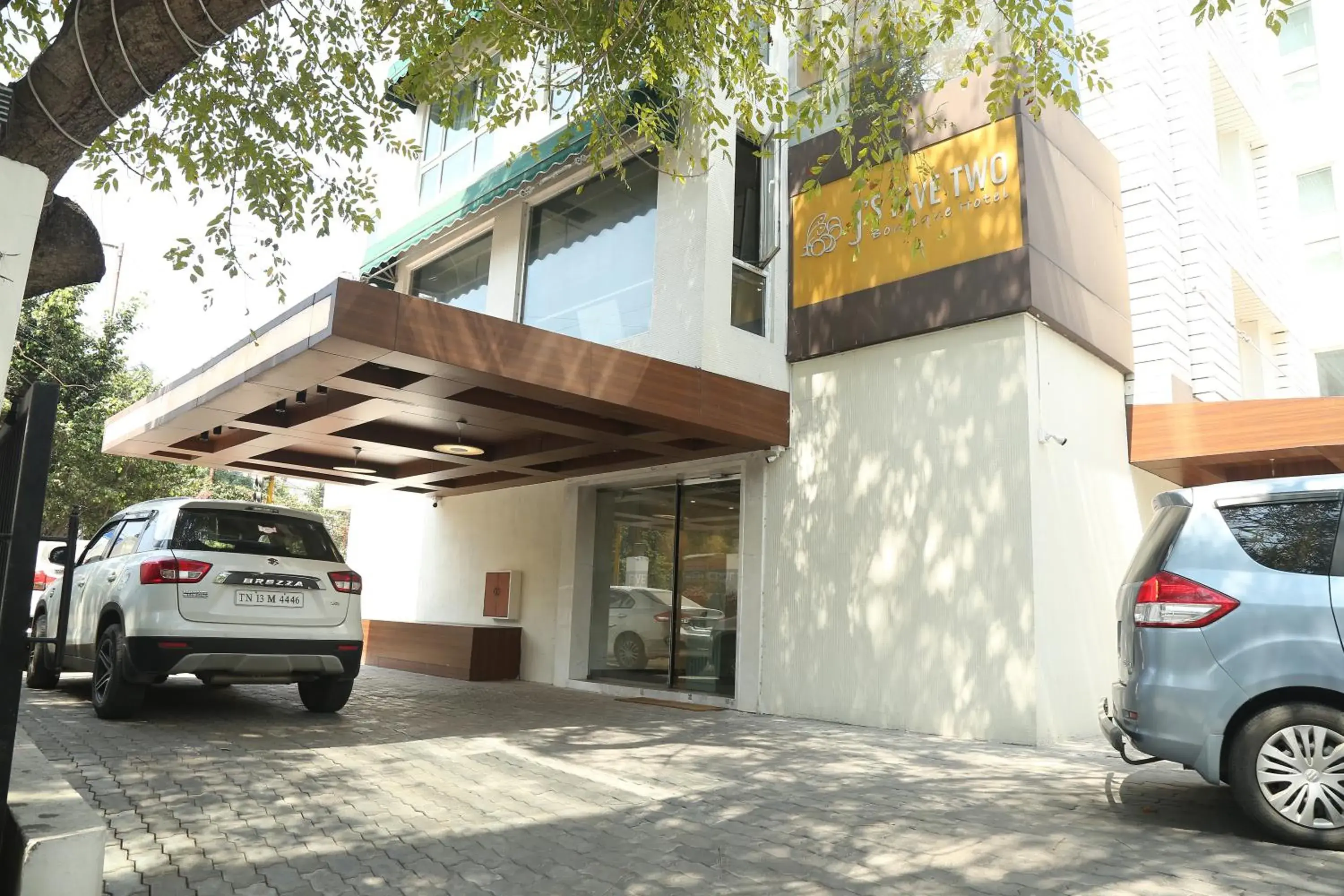Property Building in JS Five Two  By Twin Star Hotel 