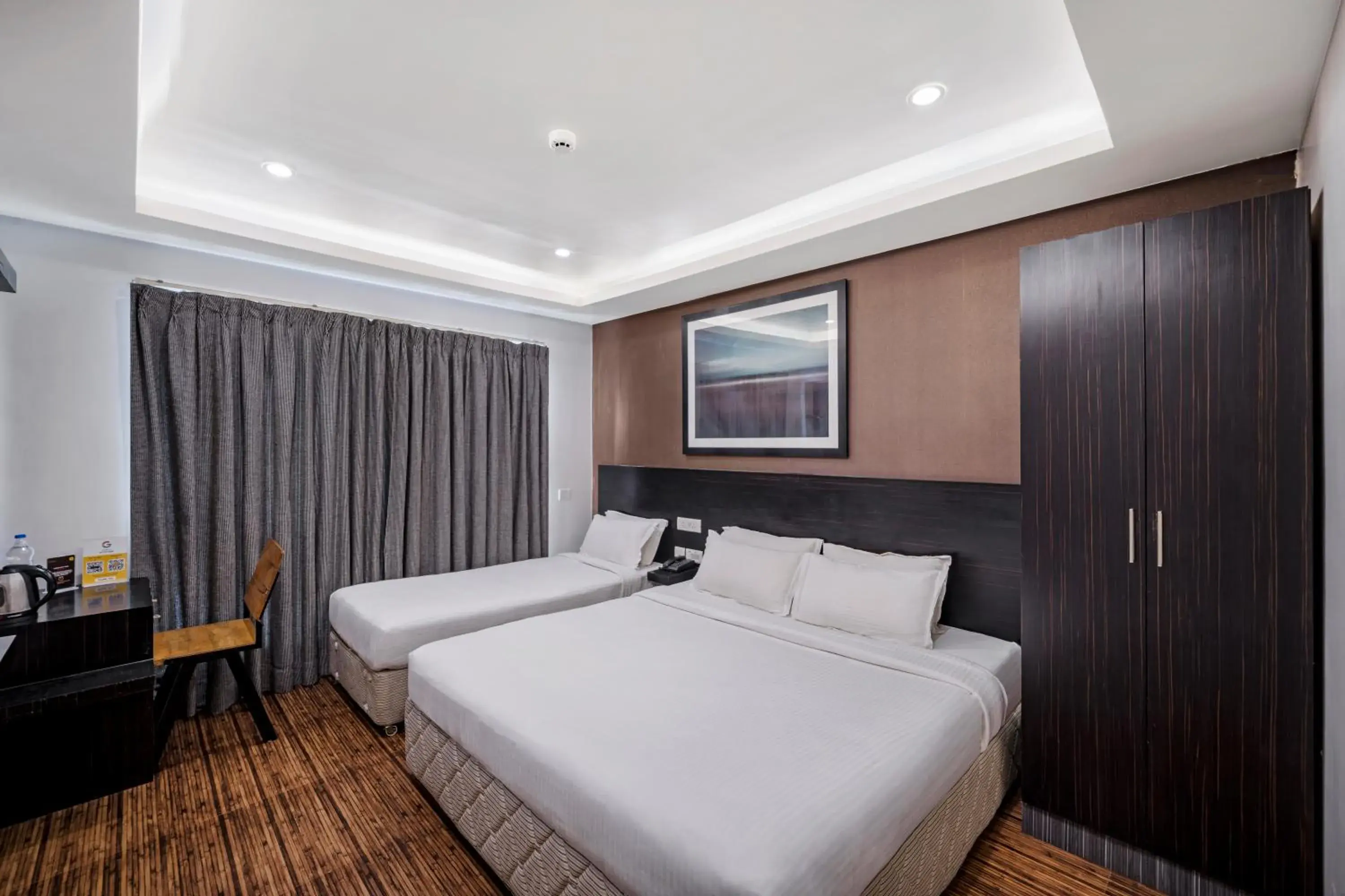 Bed in JS Five Two  By Twin Star Hotel 