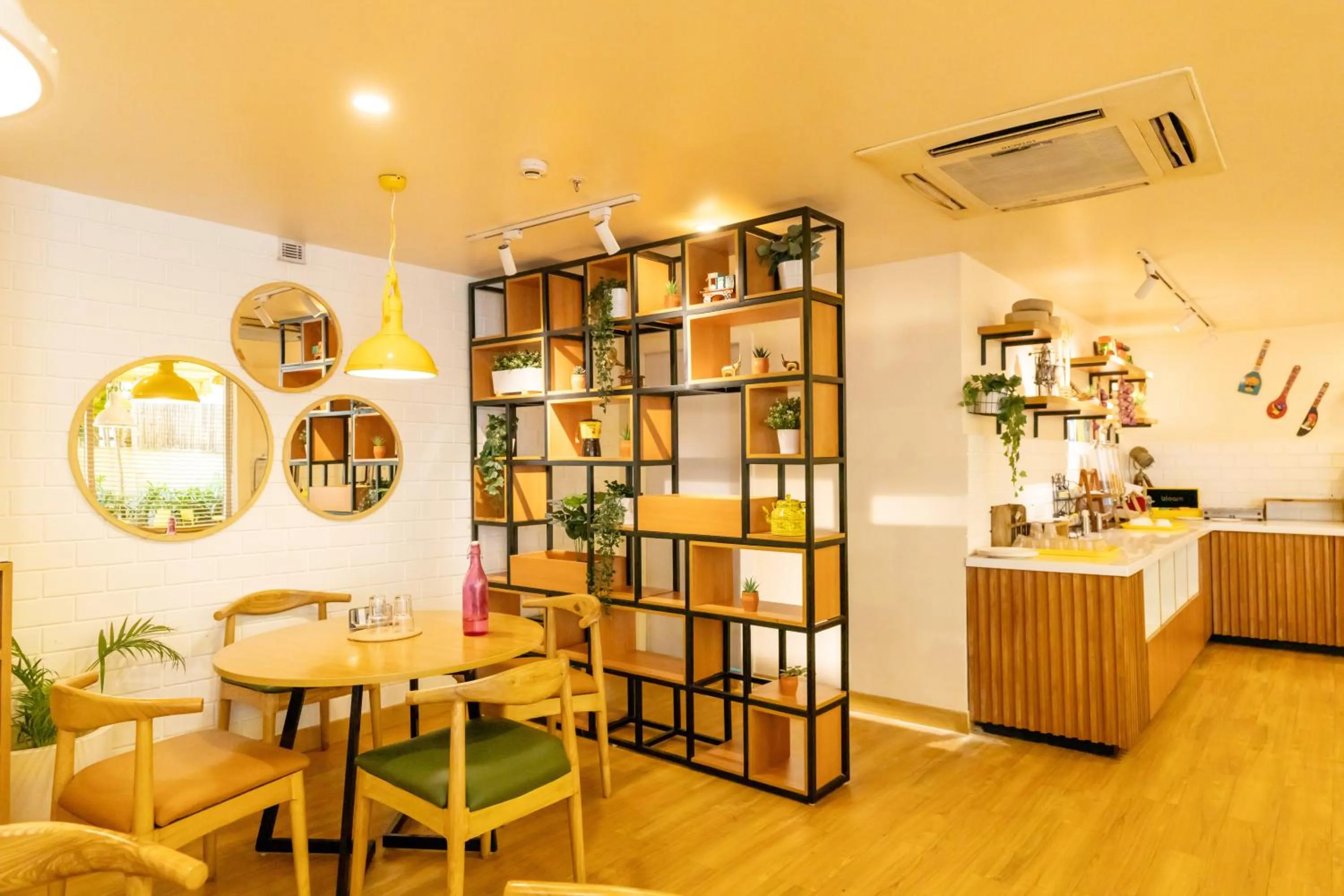 Restaurant/places to eat in Bloom Hotel - Cyber Towers