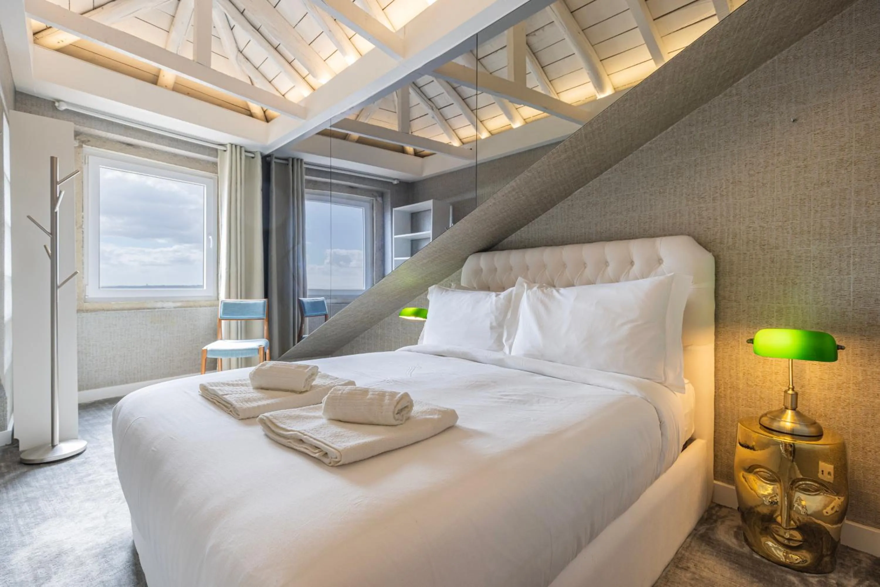 Luxury Duplex W/ River View by LovelyStay