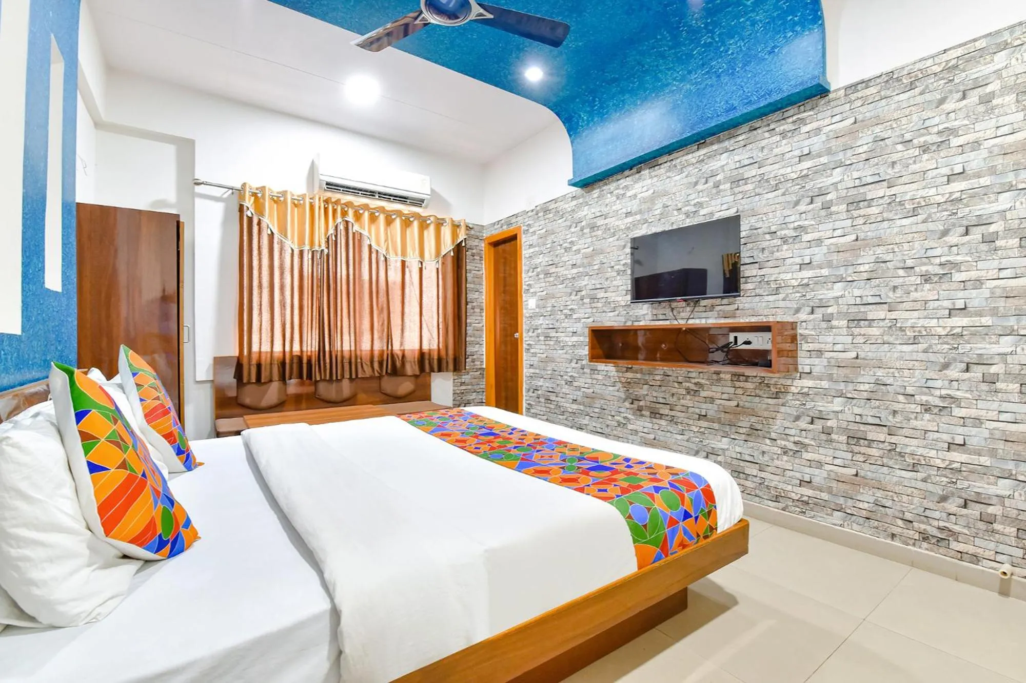 Communal lounge/ TV room, Bed in FabHotel Raj Ratna - Nr Ashram Road
