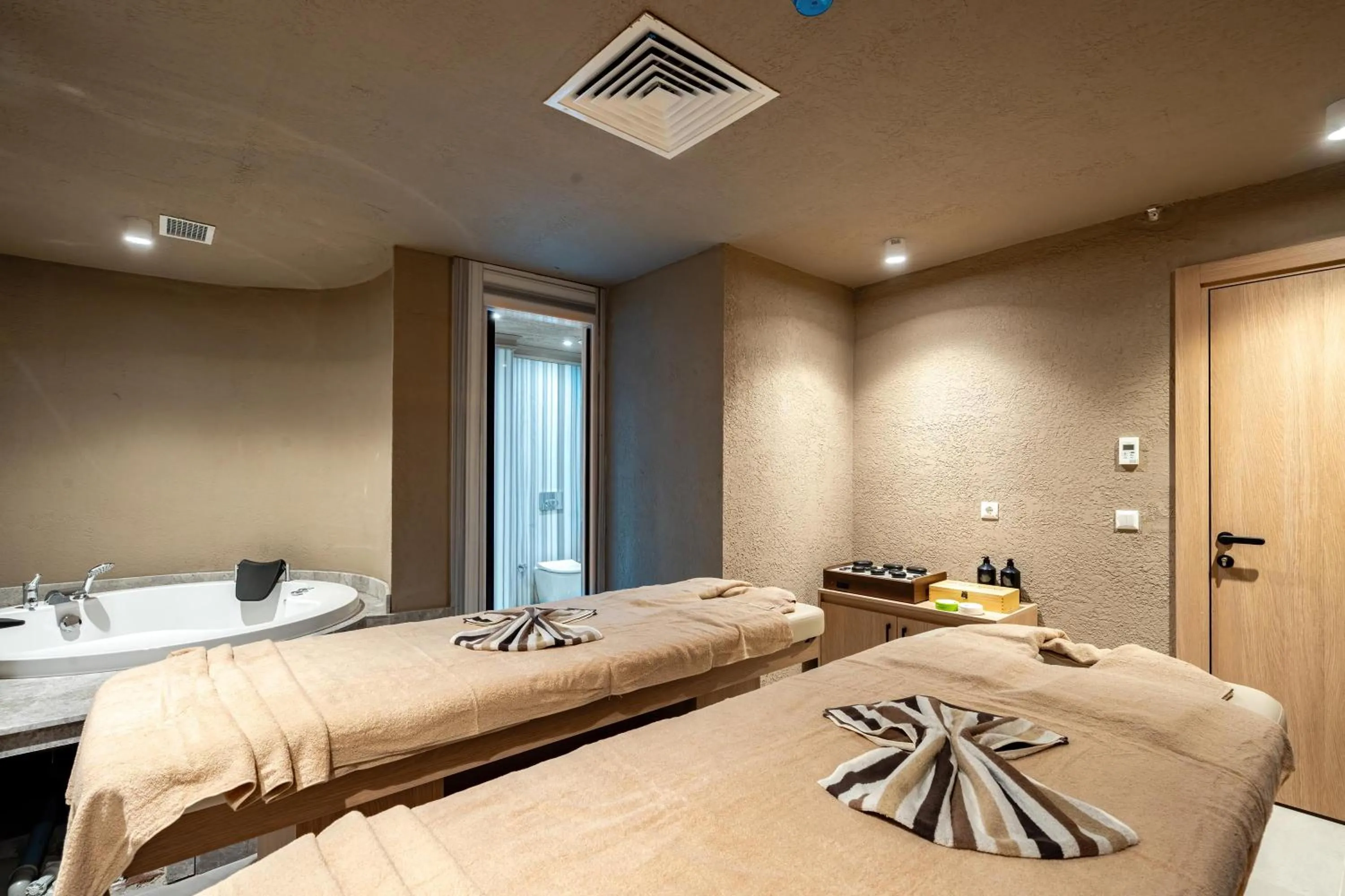 Hot Tub, Bed in Awen Lara Hotel