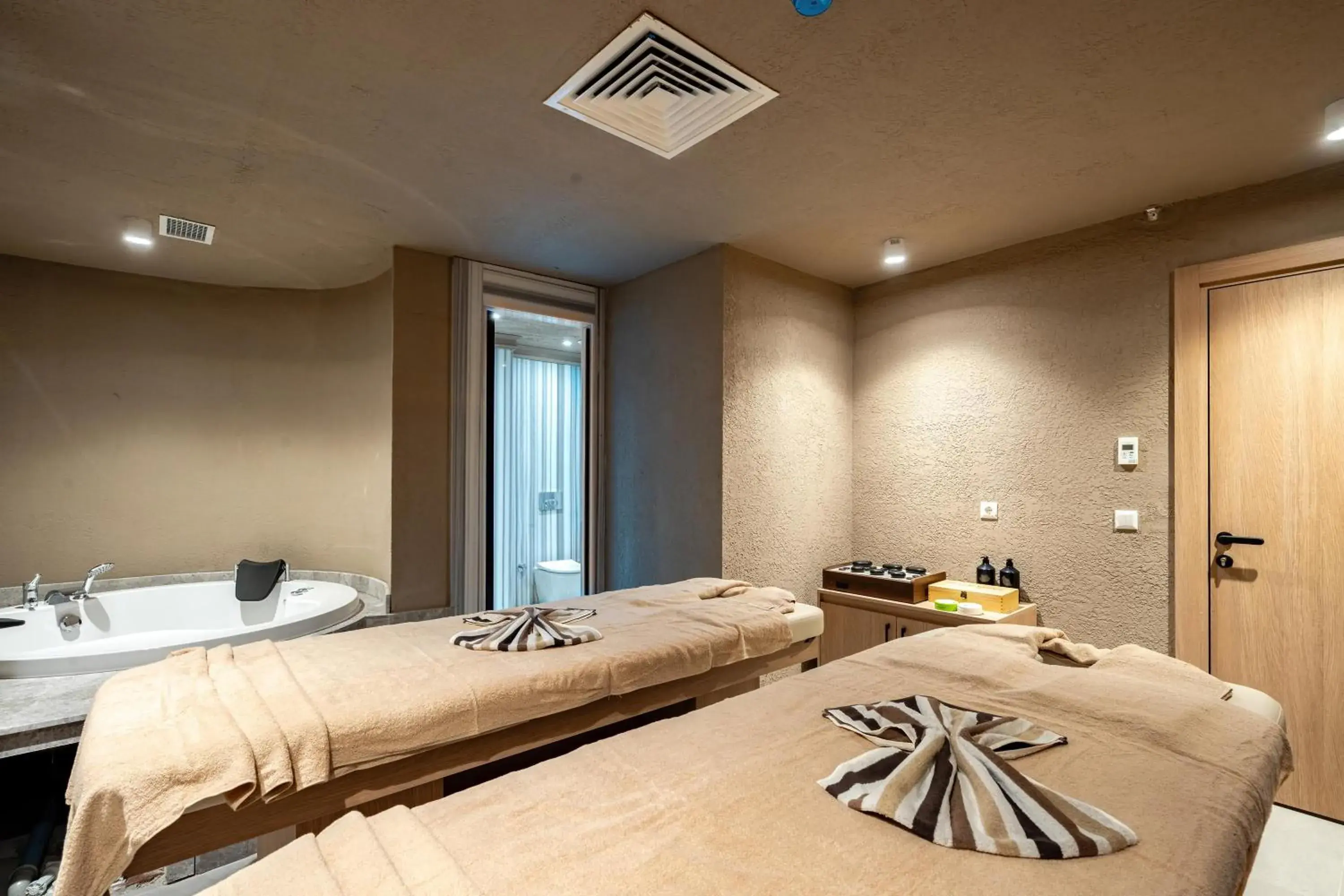 Hot Tub, Bed in Awen Lara Hotel Hot Tub, Bed in Awen Lara Hotel