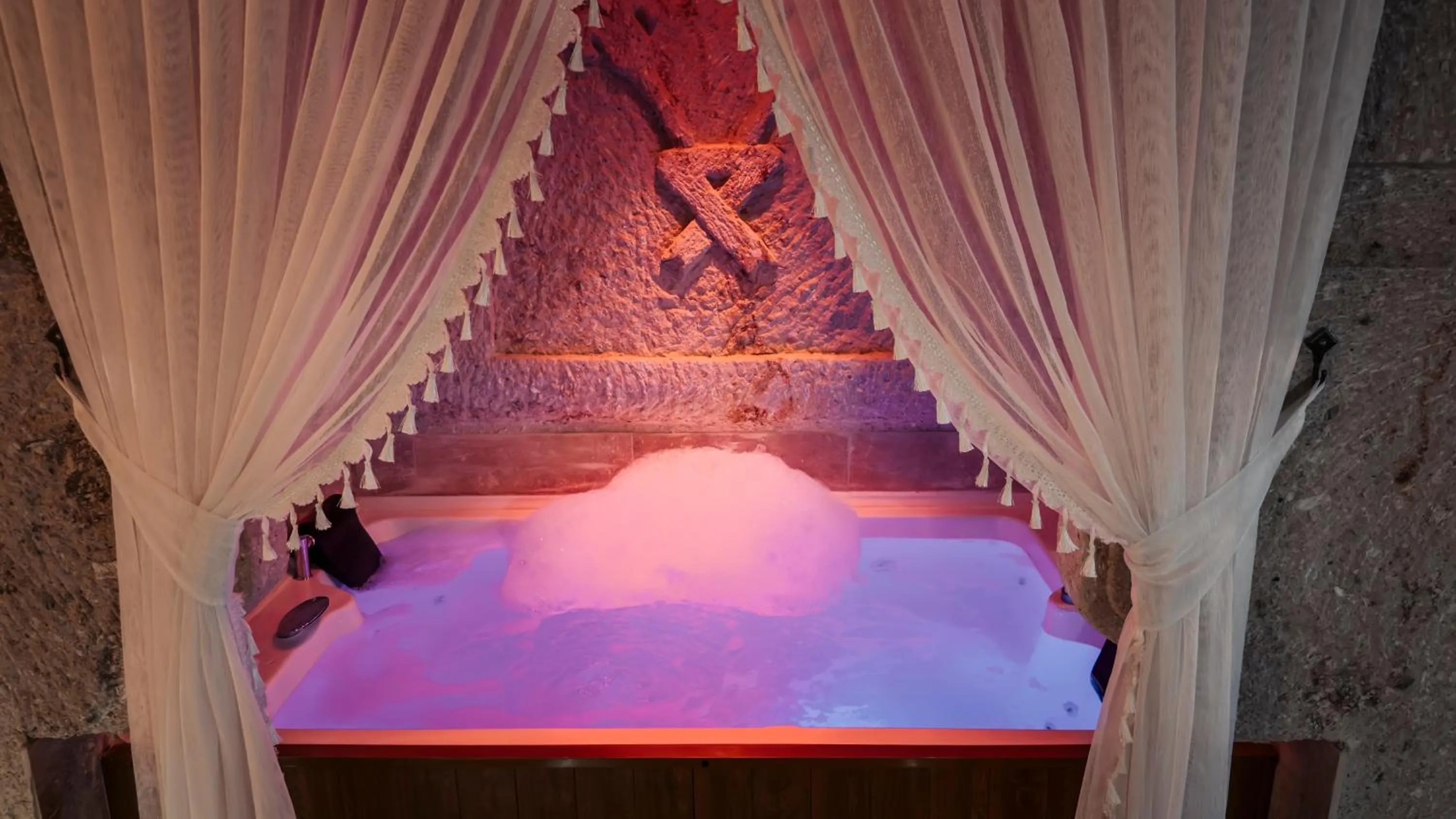Hot Tub, Bed in Bayar Cave Suites Special Class
