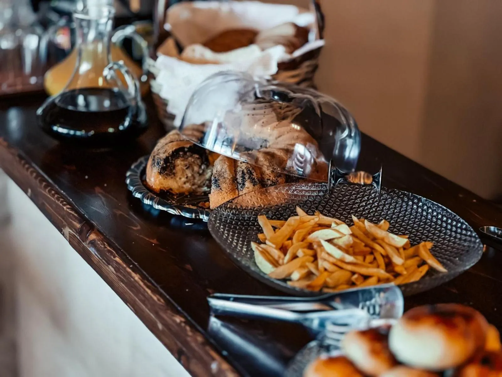 Restaurant/places to eat in Bayar Cave Suites Special Class