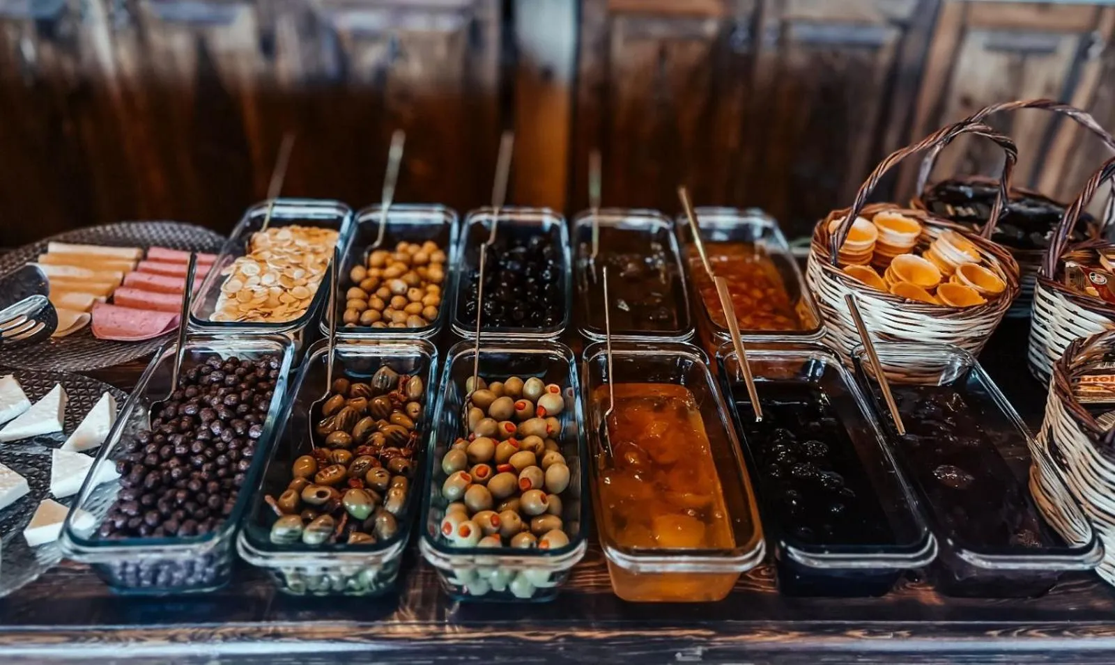 Restaurant/places to eat in Bayar Cave Suites Special Class