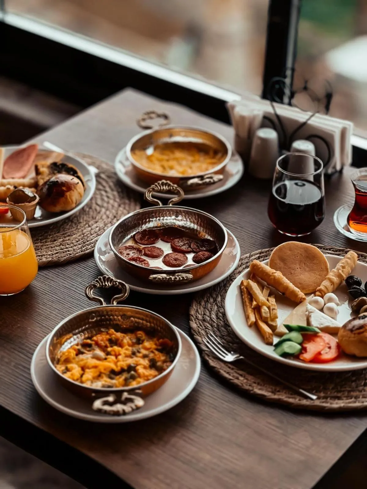 Restaurant/places to eat in Bayar Cave Suites Special Class