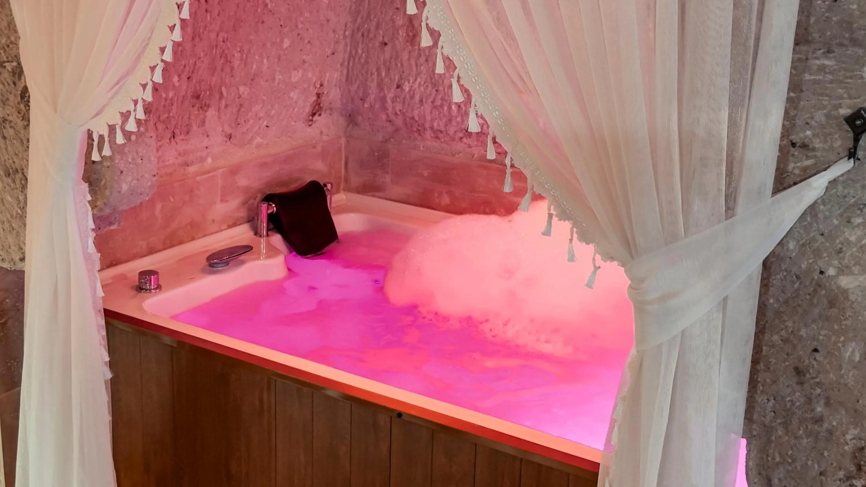 Hot Tub in Bayar Cave Suites Special Class