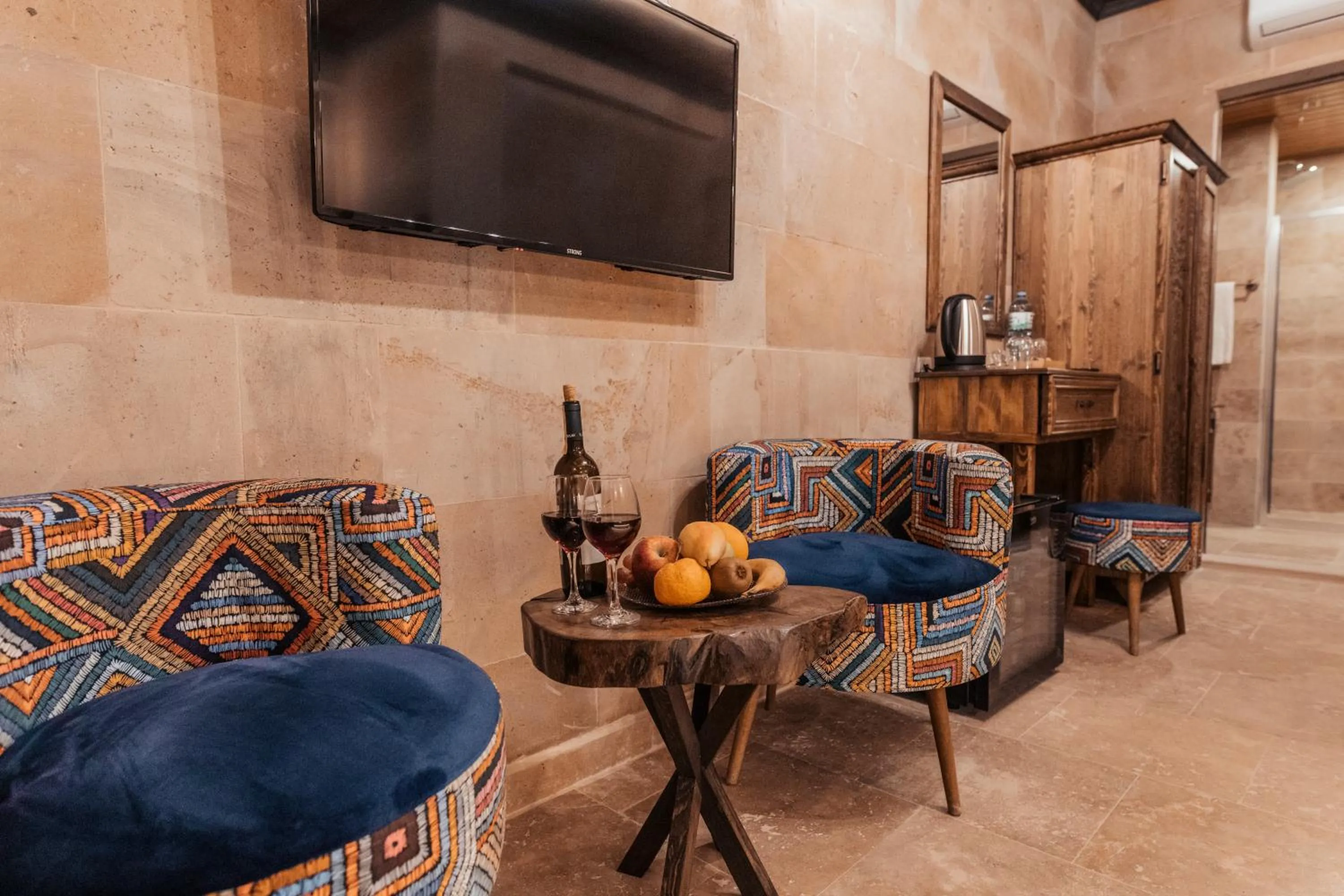 Seating area in Bayar Cave Suites Special Class