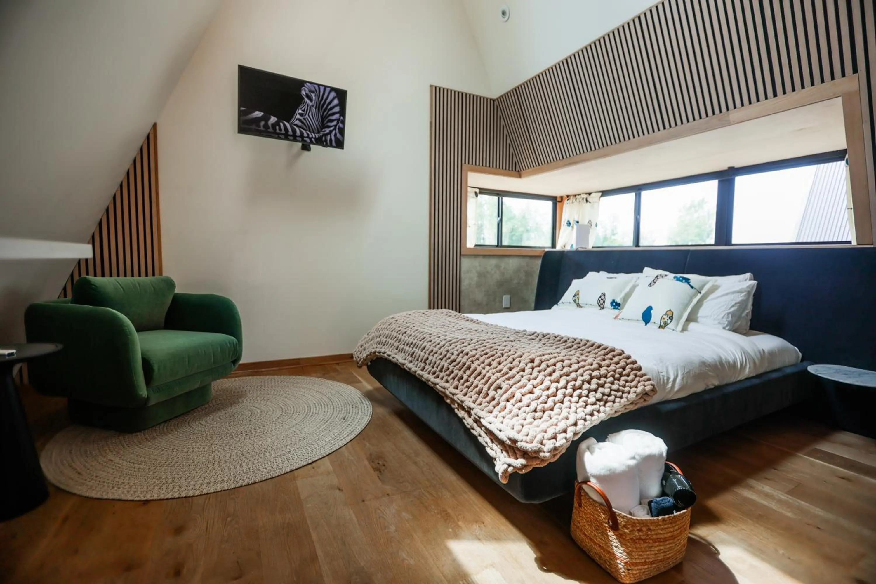 Photo of the whole room, Bed in Finger Lakes Treehouse