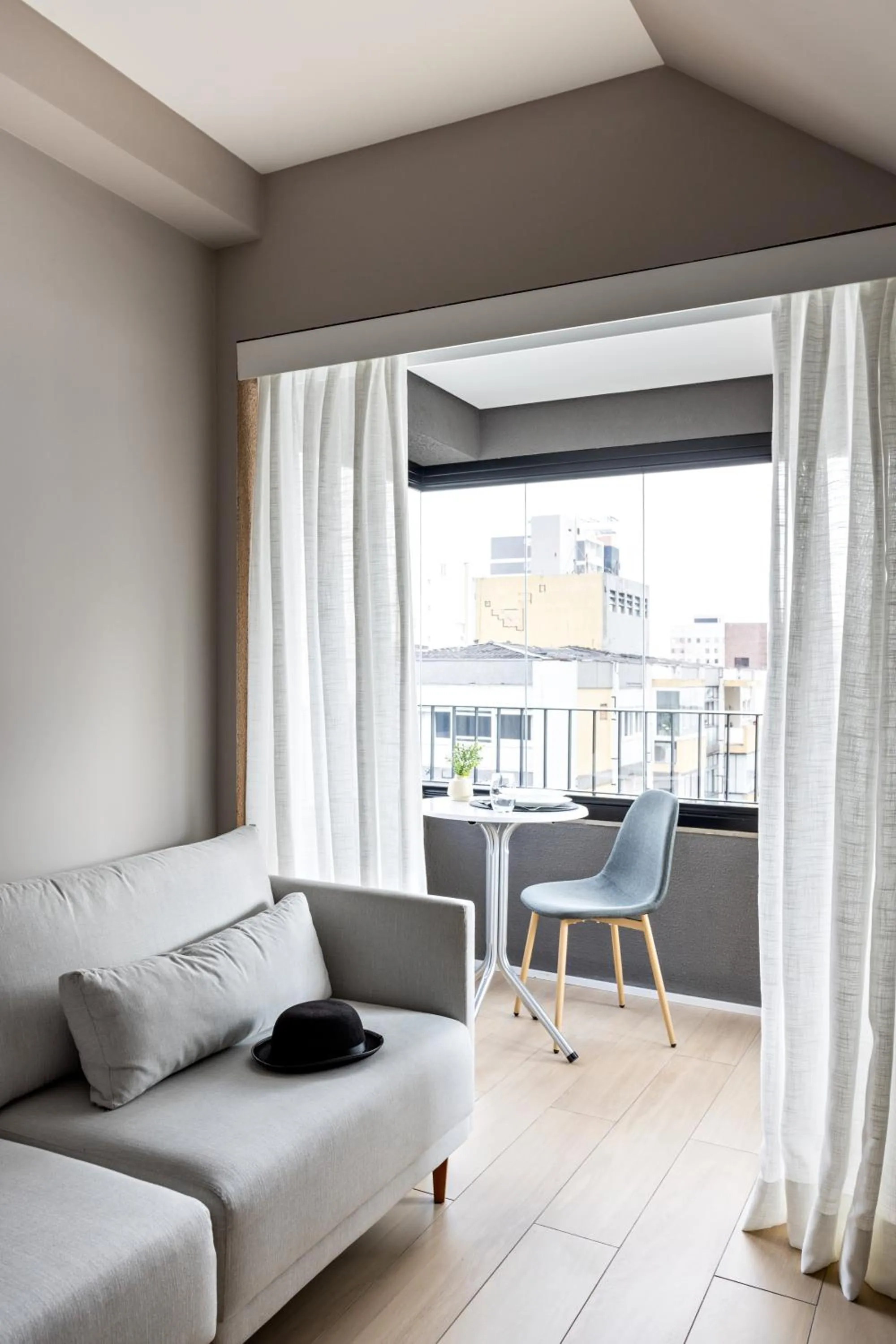 Seating area in Charlie Franca Jardim Paulista