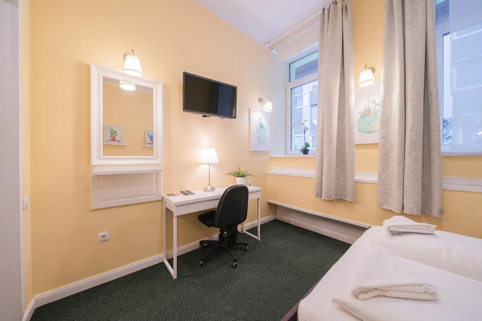 TV and multimedia, Bed in Station Self Check-in Apartments - Lollo Stay