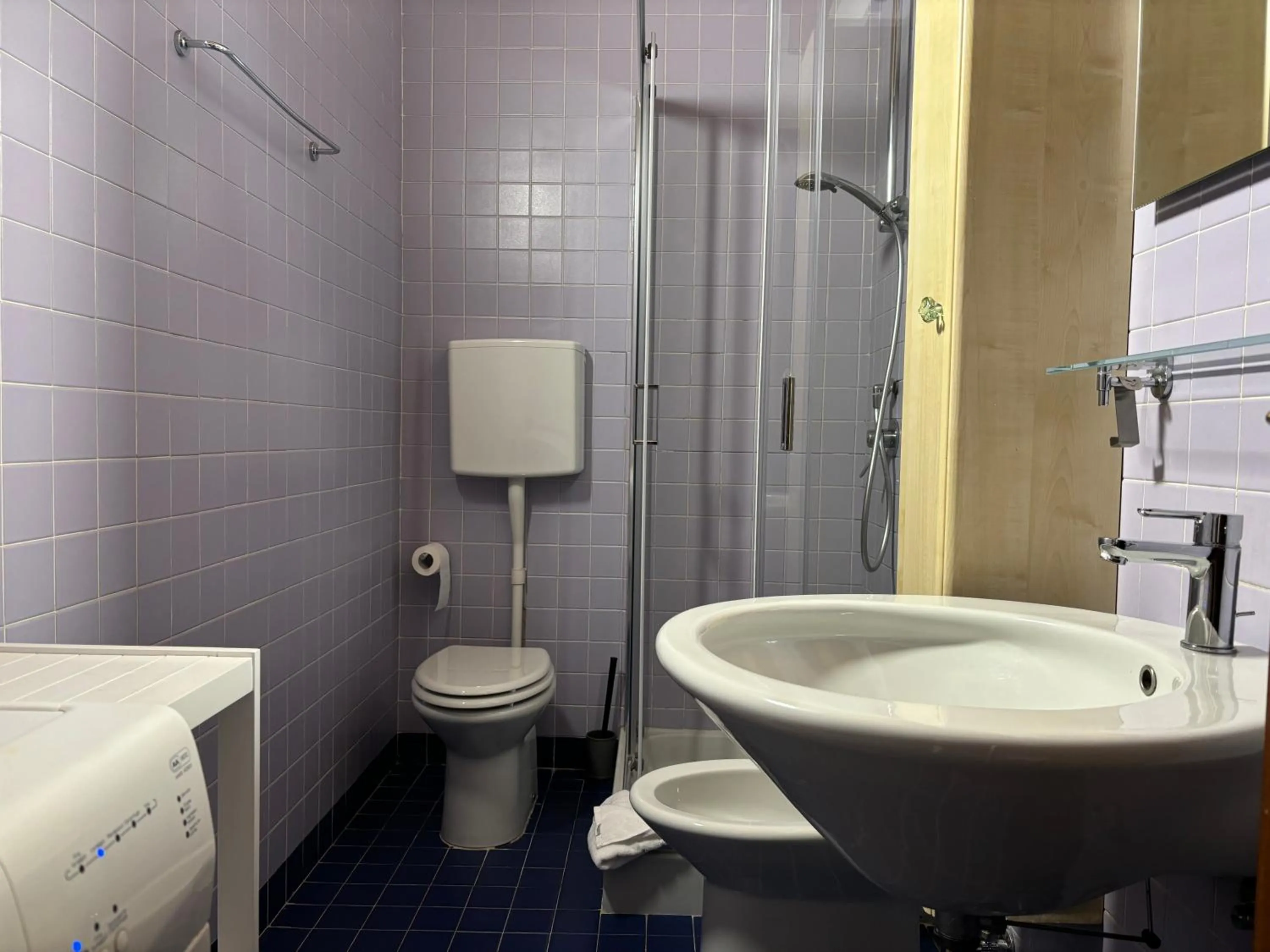 Shower in VERONETTA 52