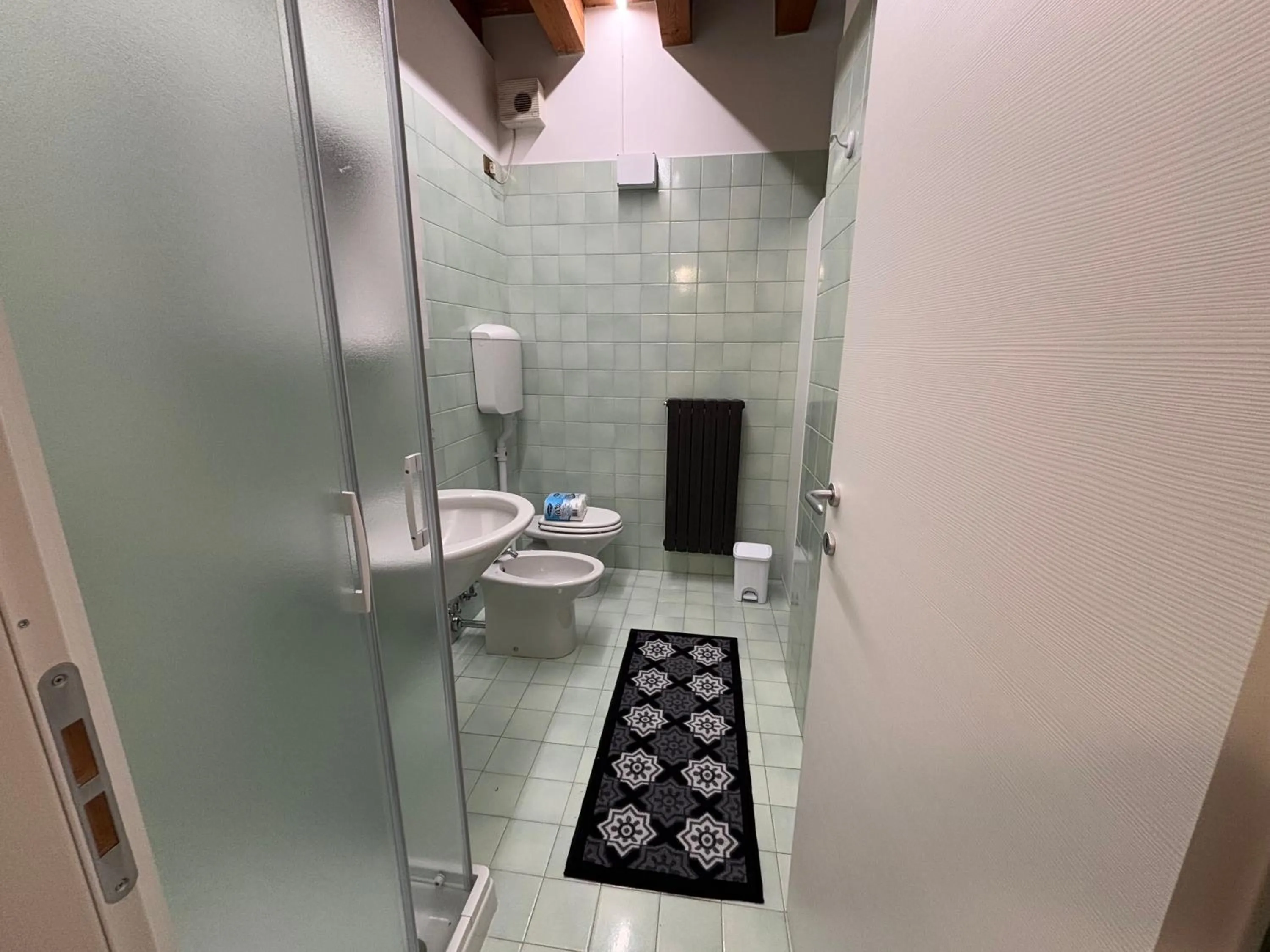 Shower in VERONETTA 52