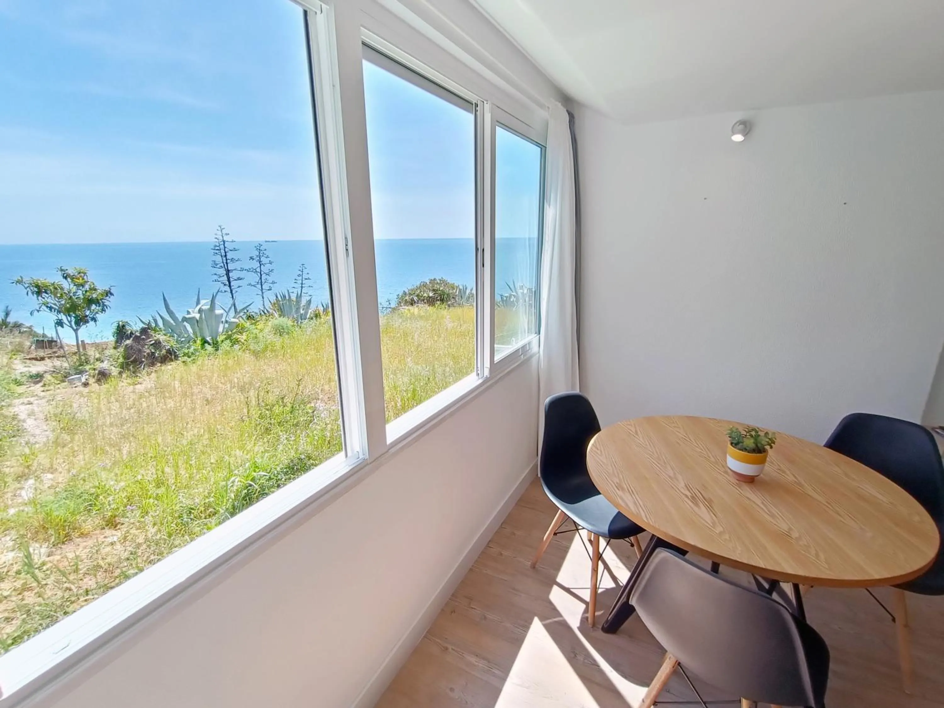Sesimbra Beachfront Apartment - Direct Access