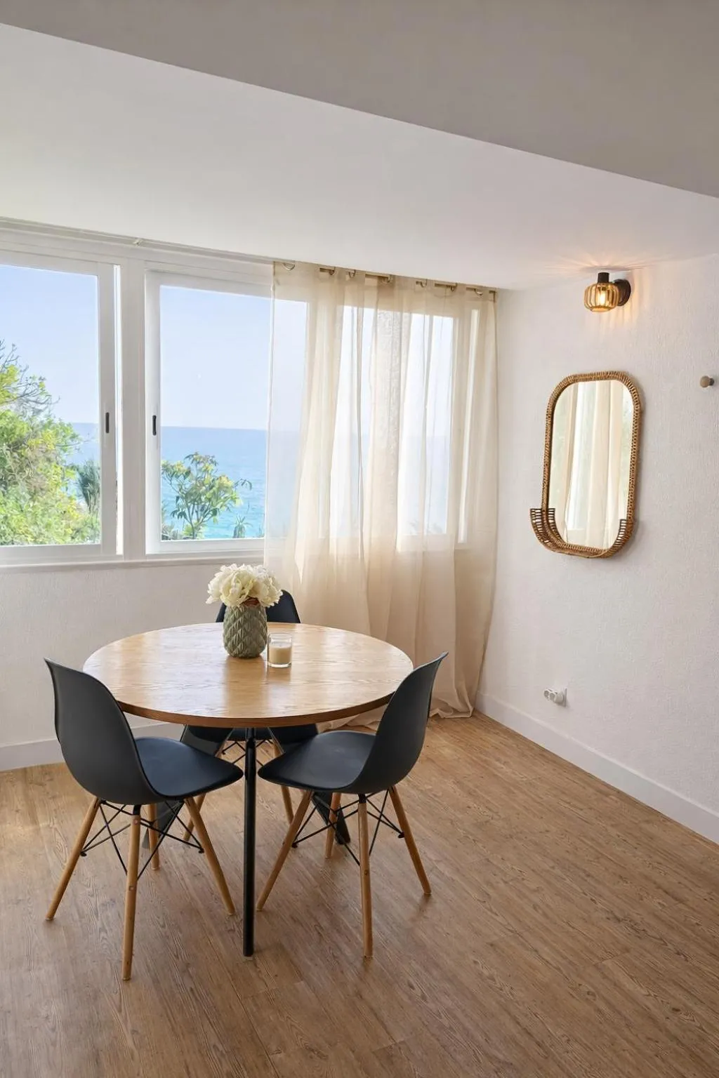 Sesimbra Beachfront Apartment - Direct Access