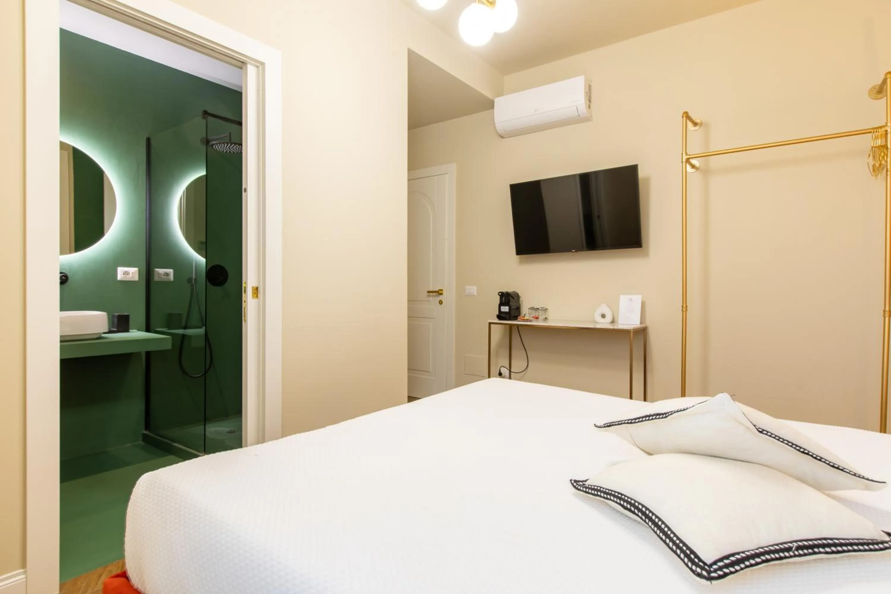 Bedroom, Bed in Daplace - Corso Sempione Suites