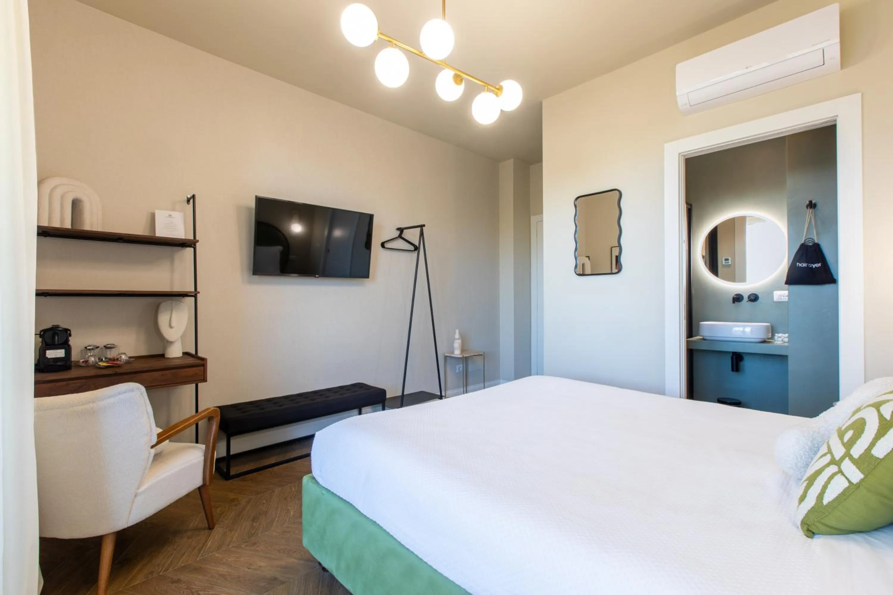 Photo of the whole room, Bed in Daplace - Corso Sempione Suites