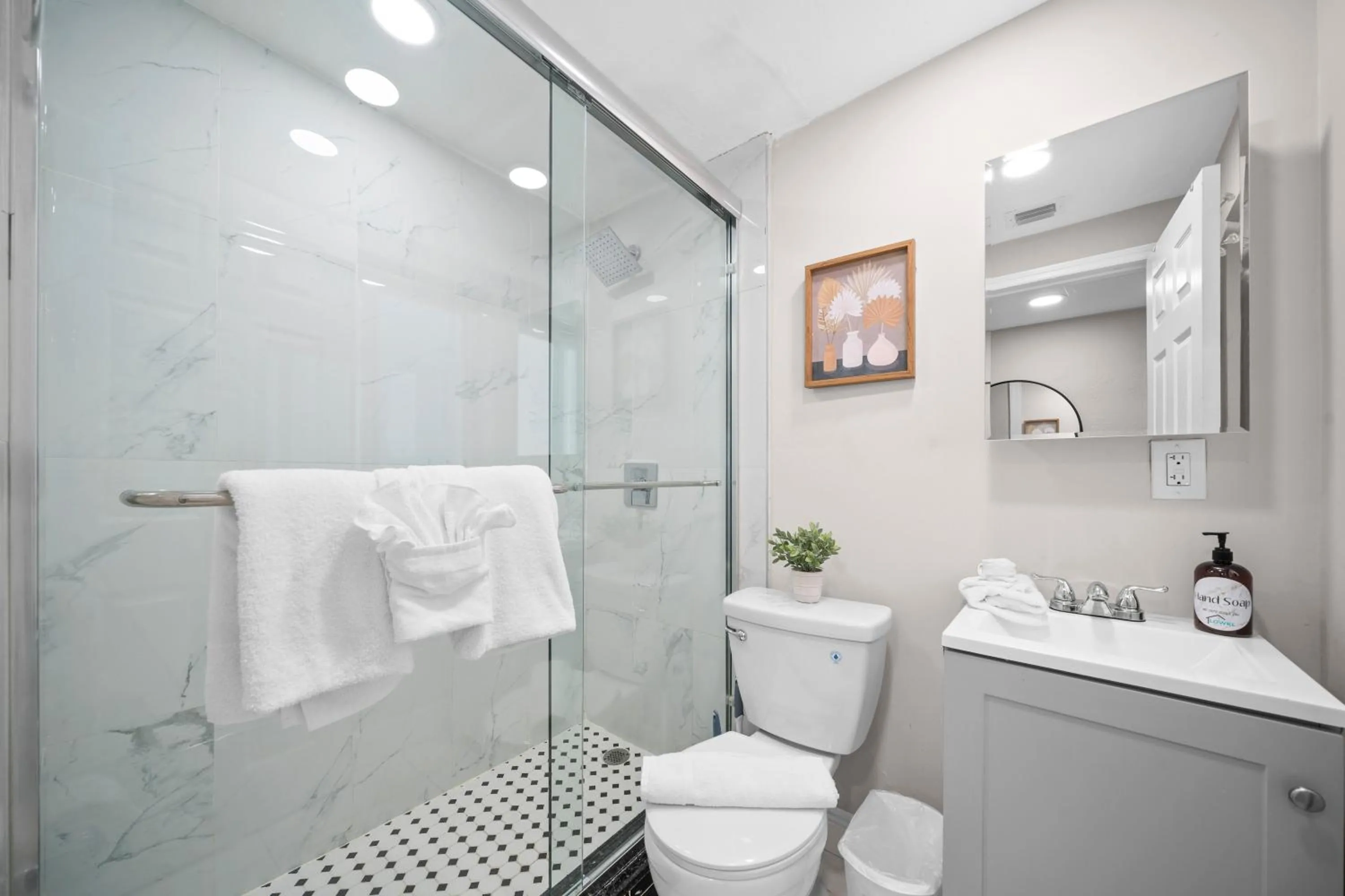 Shower in The Leeward Apartments By Lowkl